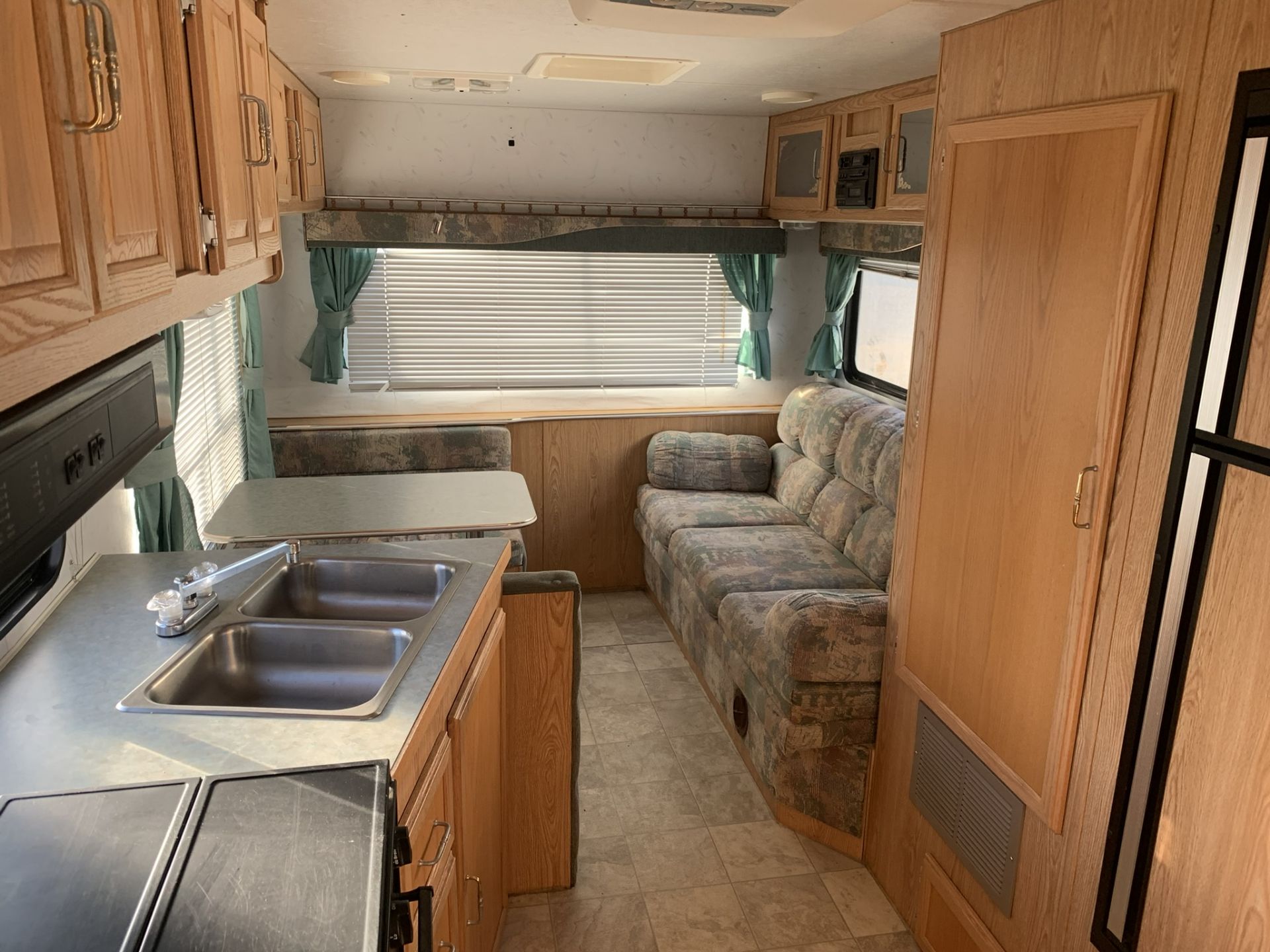 1996 TRAVELAIRE RUSTLER RW220 5TH WHEEL HOLIDAY TRAILER, FRONT QUEEN BED, REAR KITCHEN, AC - Image 7 of 13