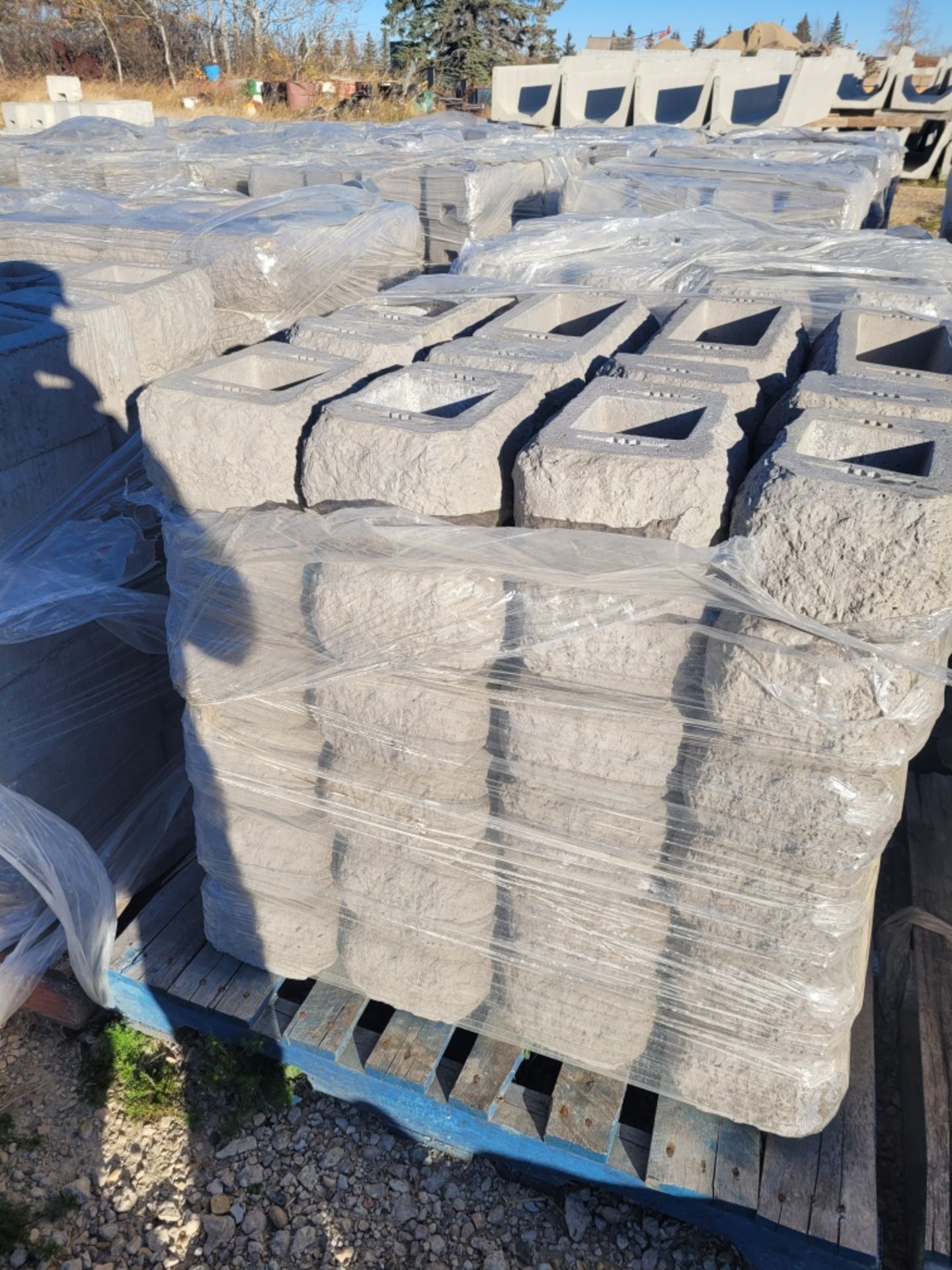 PALLET OF CORNER BLOCKS, LEFT & RIGHT HAND FOR INTERLOCKING RETAINING WALL BLOCKS - This Lot is