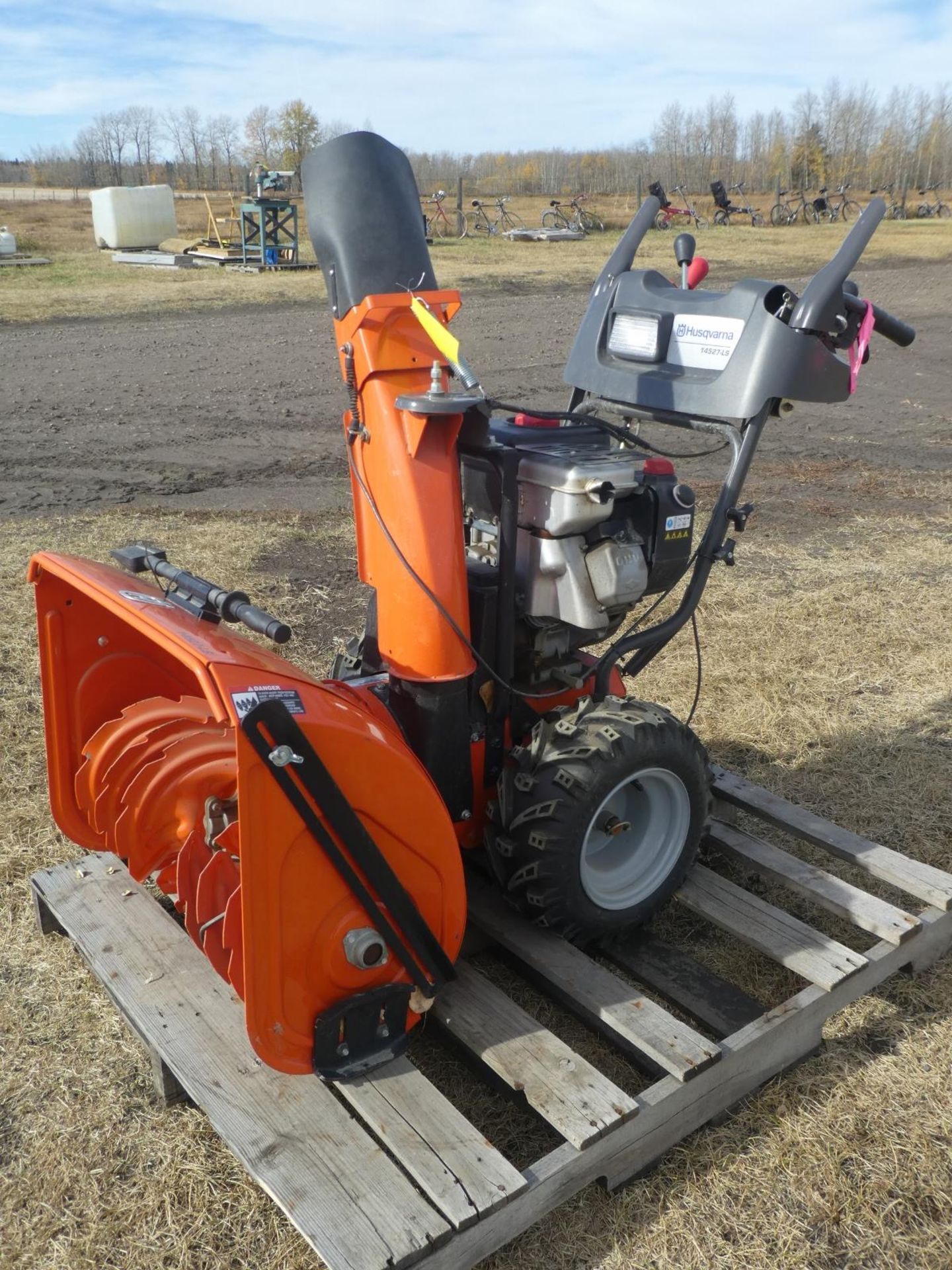 HUSQVARNA 14527LS 27" SELF PROPELLED SNOW BLOWER, ELEC START, REVERSE, 14.5 HP BRIGGS & STRATTON - Image 2 of 5