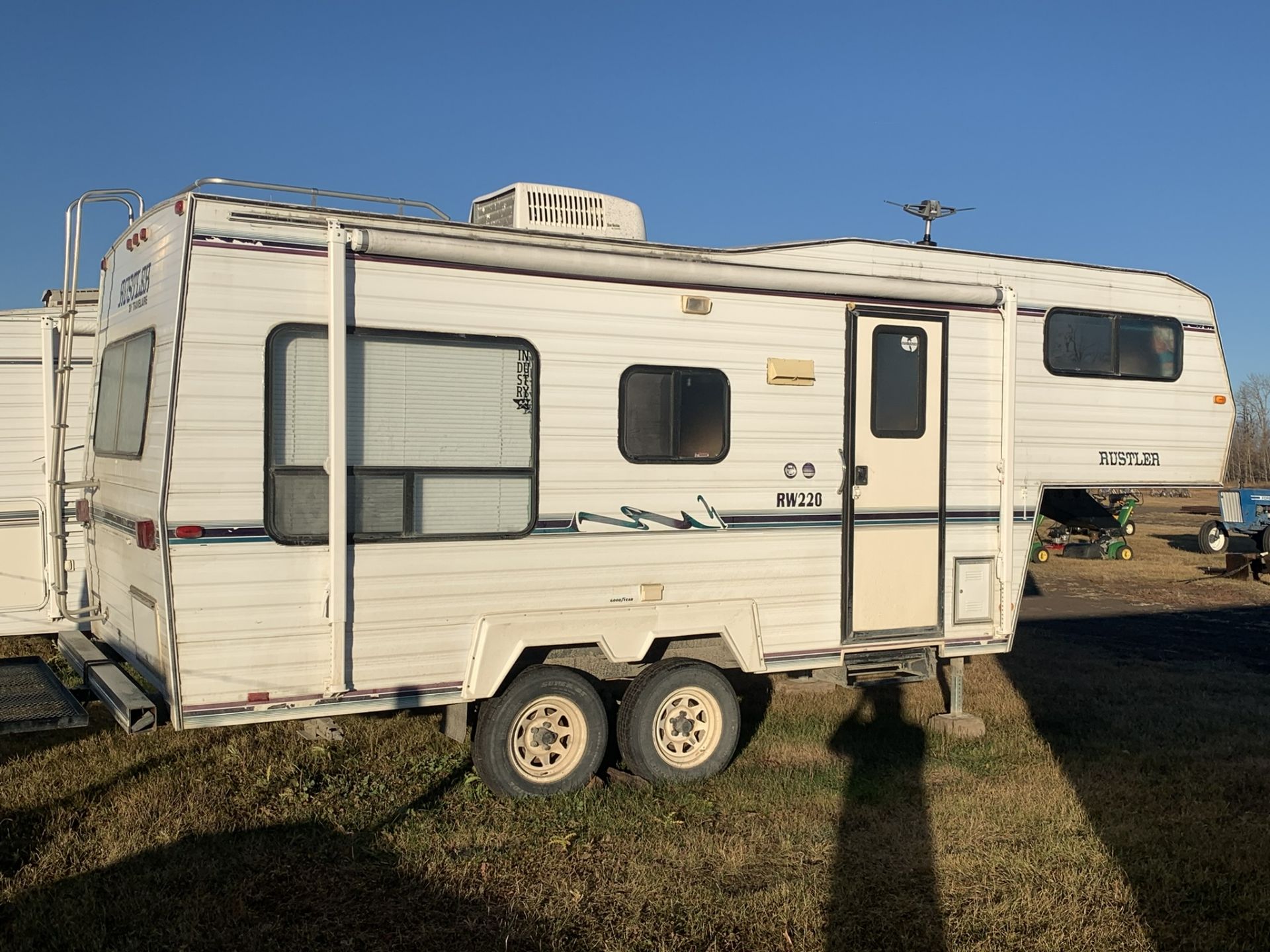1996 TRAVELAIRE RUSTLER RW220 5TH WHEEL HOLIDAY TRAILER, FRONT QUEEN BED, REAR KITCHEN, AC - Image 5 of 13