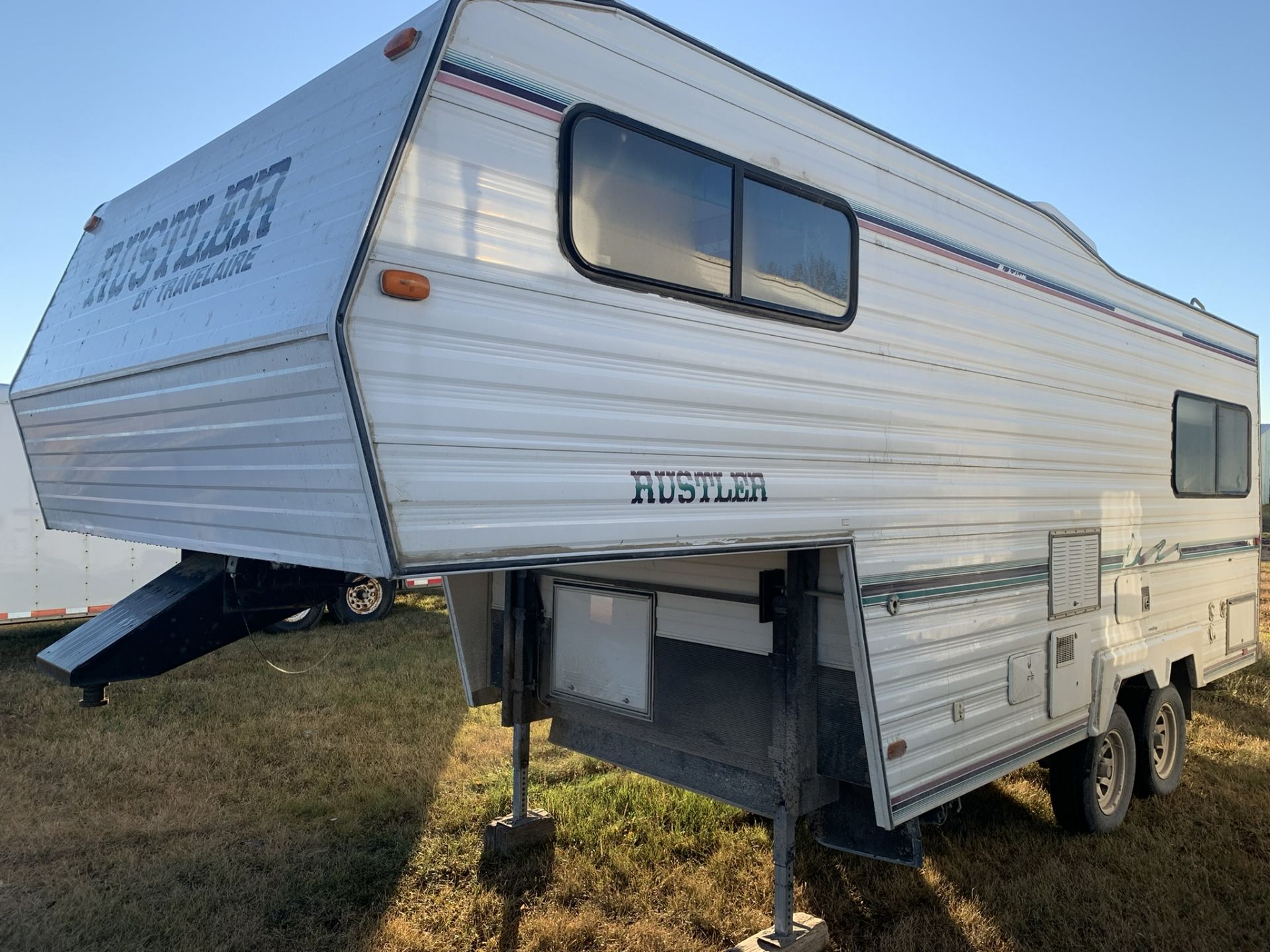 1996 TRAVELAIRE RUSTLER RW220 5TH WHEEL HOLIDAY TRAILER, FRONT QUEEN BED, REAR KITCHEN, AC - Image 3 of 13