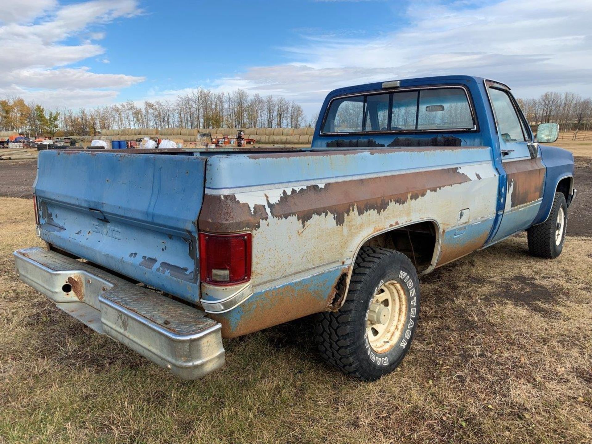 1983 GMC SIERRA CLASSIC 1500 P/U TRUCK, 4X4, REG CAB, LONG BOX, 350 GAS ENGINE (WAS FORMALLY - Image 3 of 10