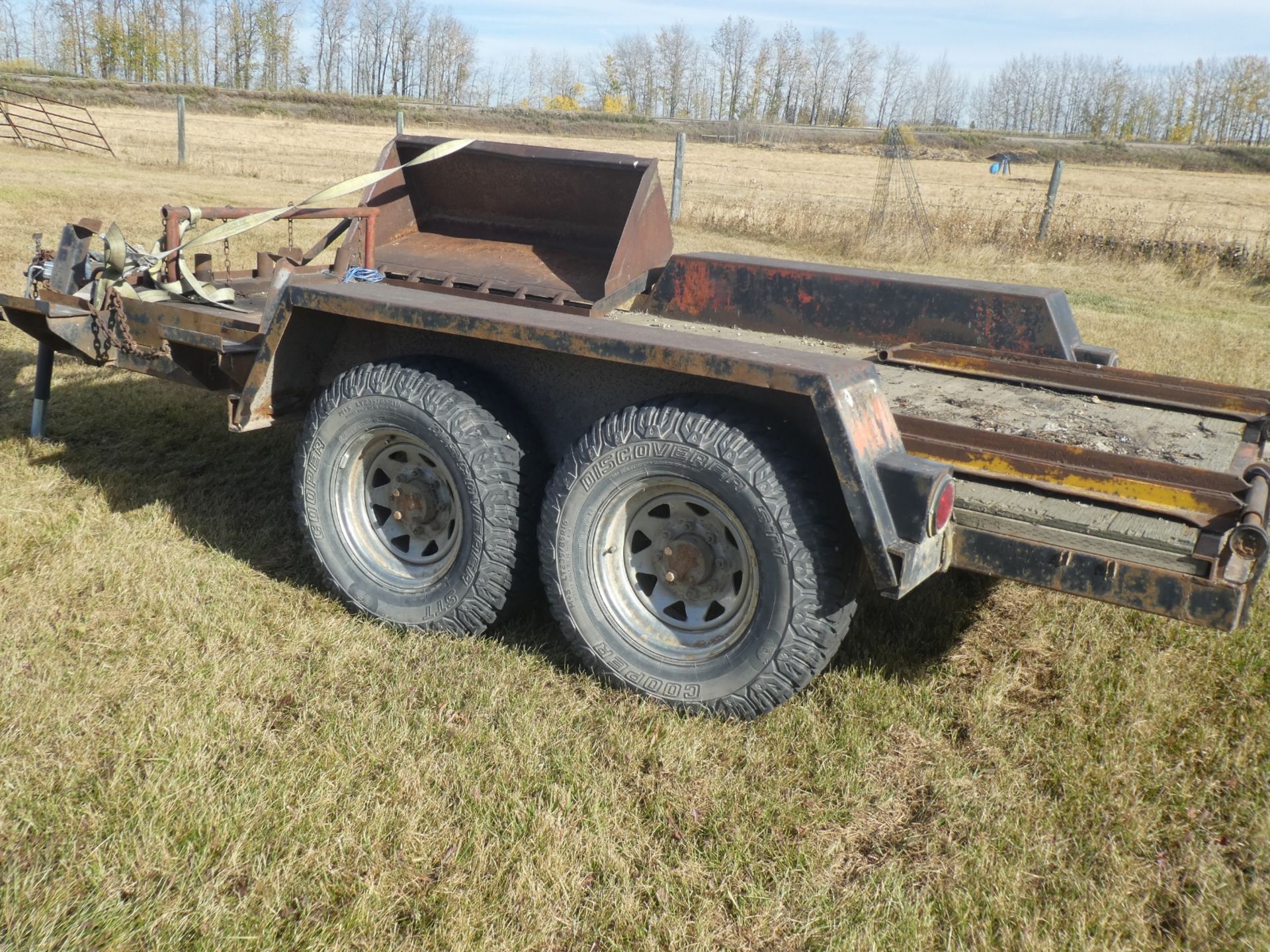 SHOP BUILT 12FTX6FT FLAT DECK T/A TRAILER W/ RAMPS, 48" SKID STEER BUCKET (NO VIN - NEVER - Image 5 of 5