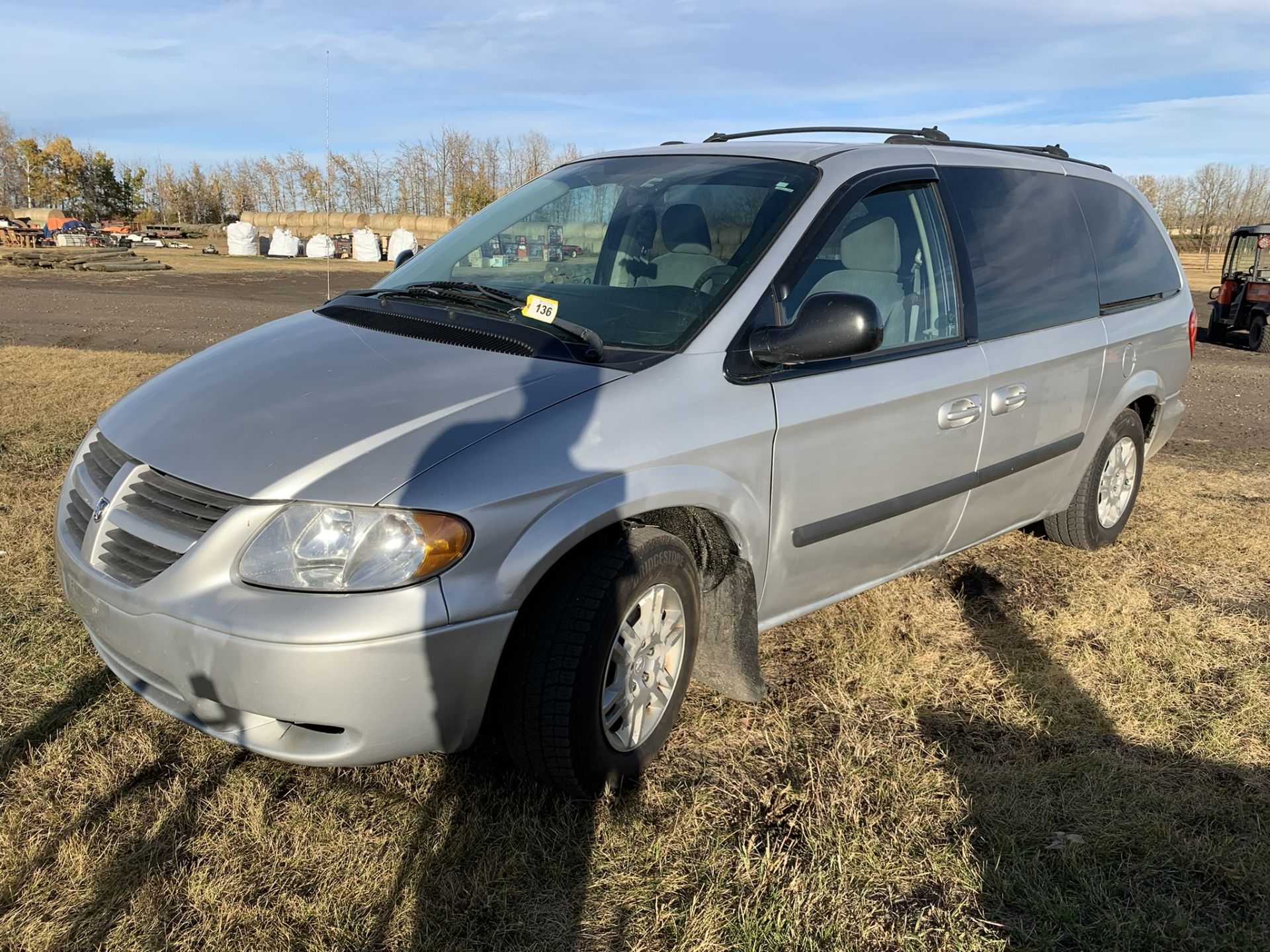 2005 DODGE CARAVAN MINIVAN, FWD, 4-DR, CLOTH INT., 225,661 KMS SHOWING, **OUT OF PROVINCE** - Image 2 of 12