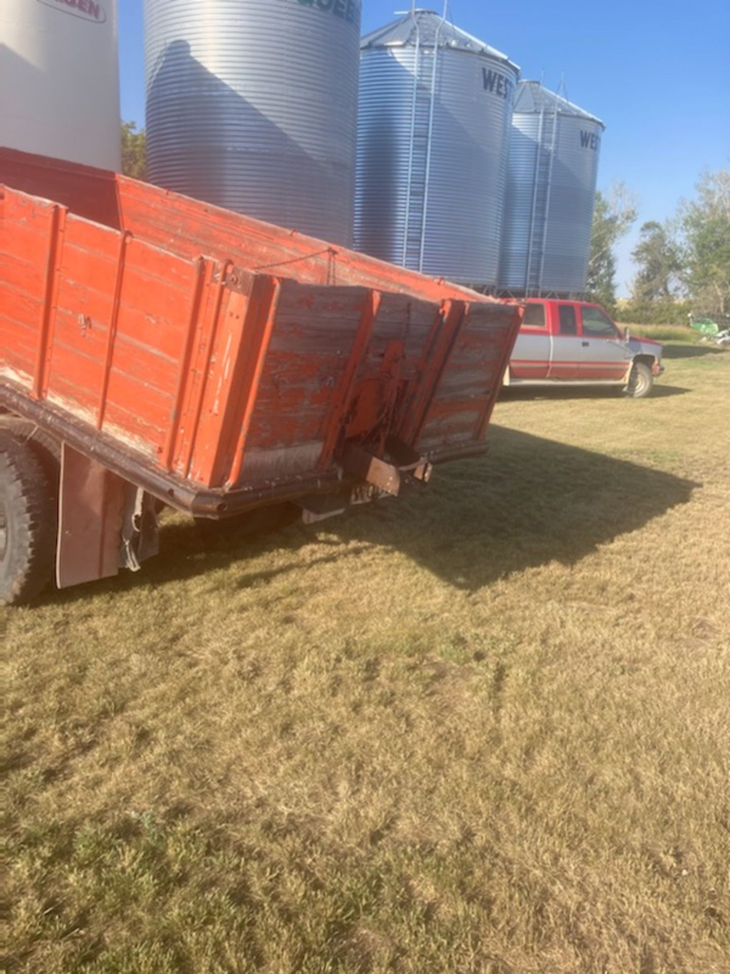 1950 CHEV 1100 1½ TON GRAIN TRUCK 28,000 MILES SHOWING, (FULLY OPERATIONAL) LOCATED @ HODGEVILLE, SK - Bild 2 aus 14