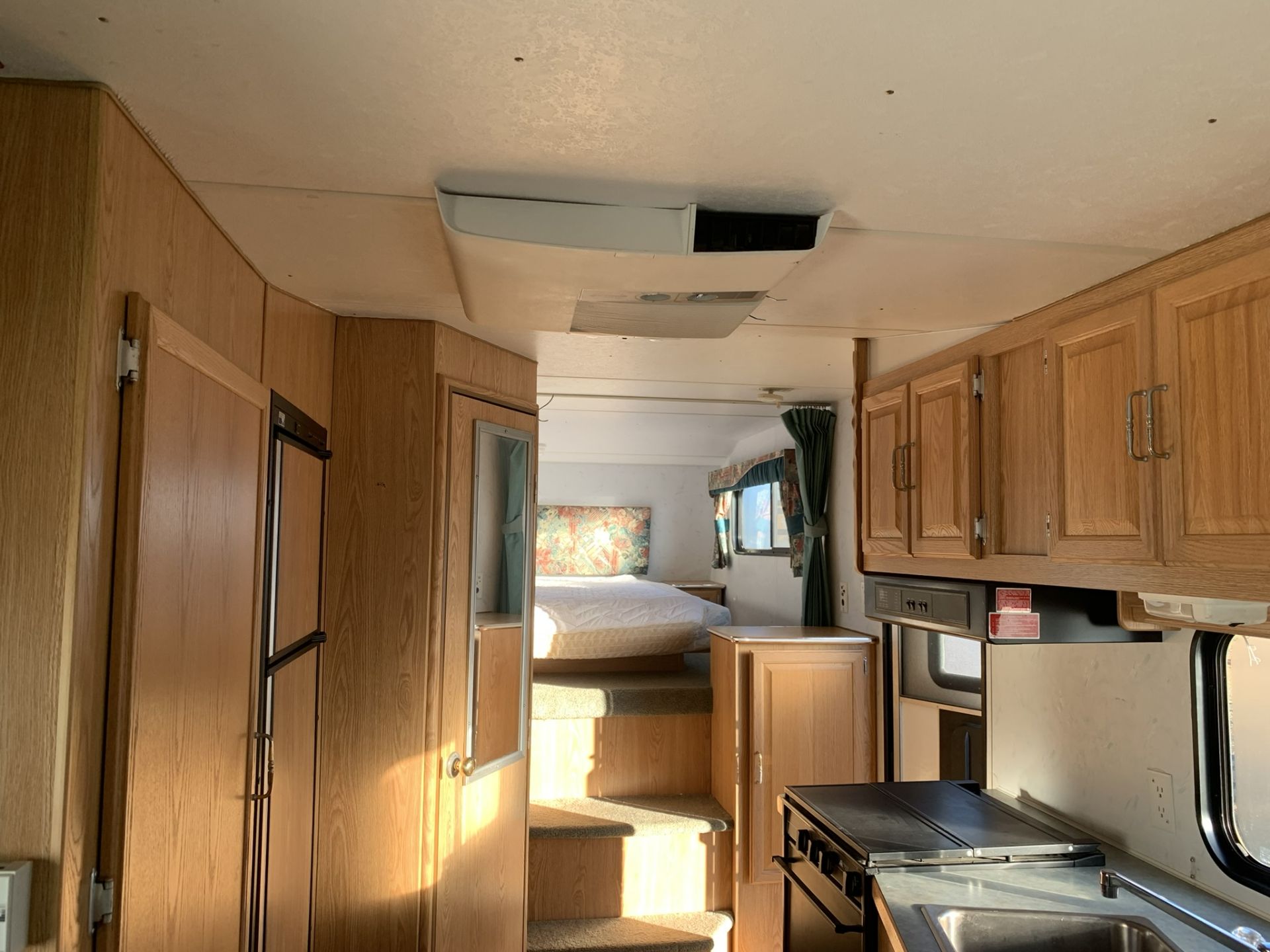 1996 TRAVELAIRE RUSTLER RW220 5TH WHEEL HOLIDAY TRAILER, FRONT QUEEN BED, REAR KITCHEN, AC - Image 10 of 13