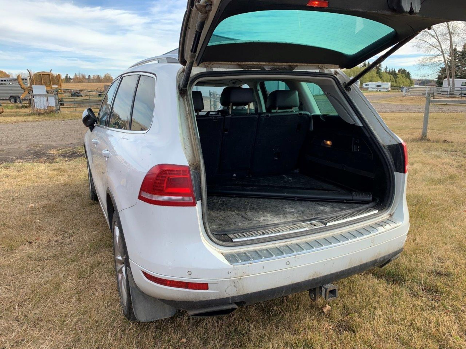 2013 VOLKSWAGEN TOUREG TDI DIESEL SUV, 4-DOOR, 5-PASSENGER, AWD, LEATHER, DEF EMISSION DELETED W/ - Image 4 of 11