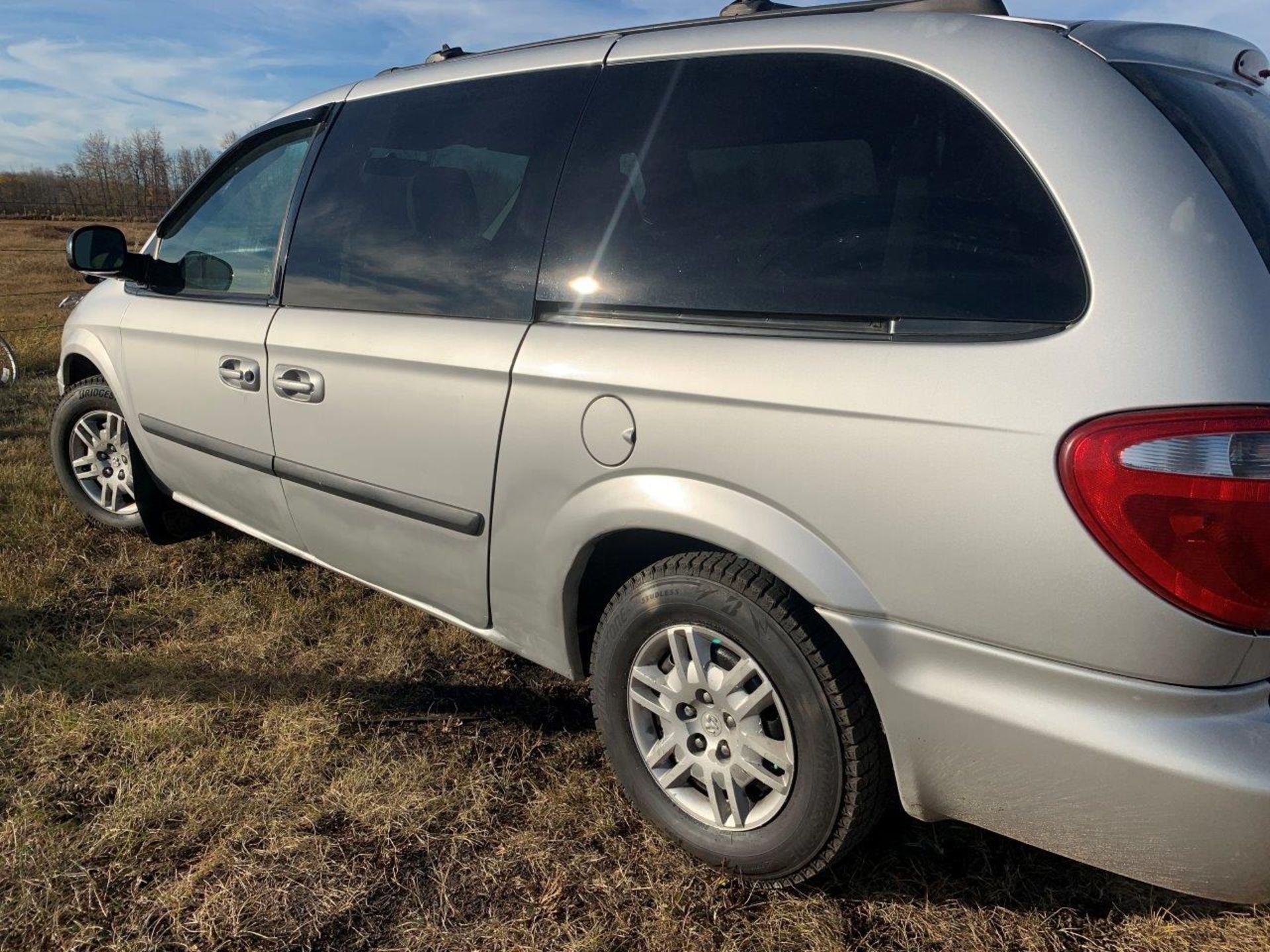 2005 DODGE CARAVAN MINIVAN, FWD, 4-DR, CLOTH INT., 225,661 KMS SHOWING, **OUT OF PROVINCE** - Image 3 of 12