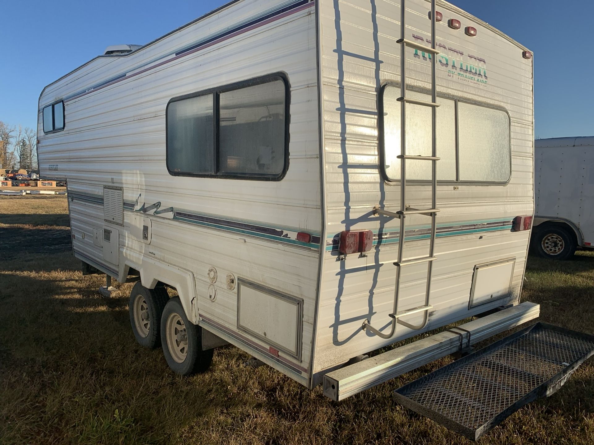 1996 TRAVELAIRE RUSTLER RW220 5TH WHEEL HOLIDAY TRAILER, FRONT QUEEN BED, REAR KITCHEN, AC - Image 4 of 13