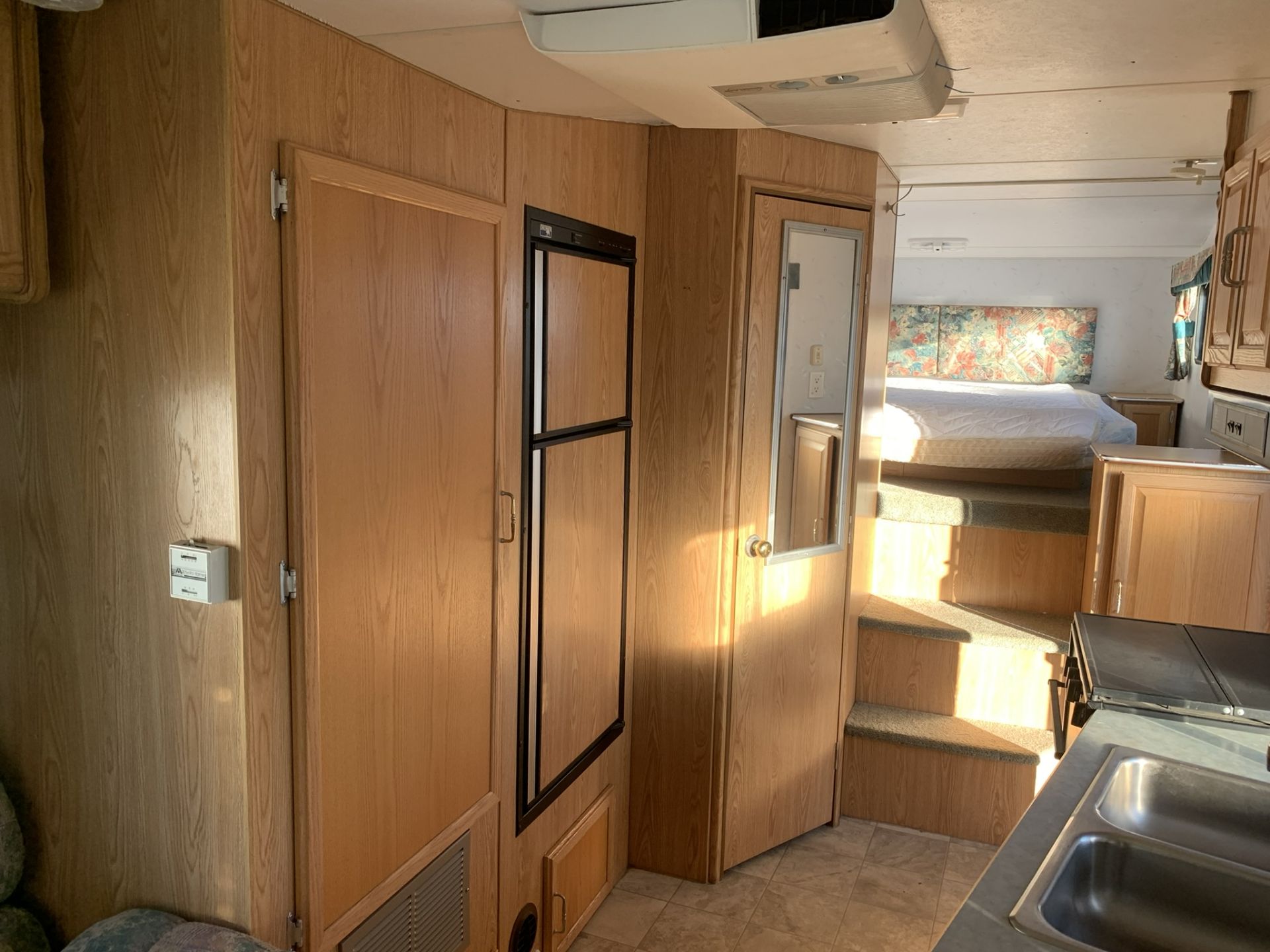 1996 TRAVELAIRE RUSTLER RW220 5TH WHEEL HOLIDAY TRAILER, FRONT QUEEN BED, REAR KITCHEN, AC - Image 9 of 13