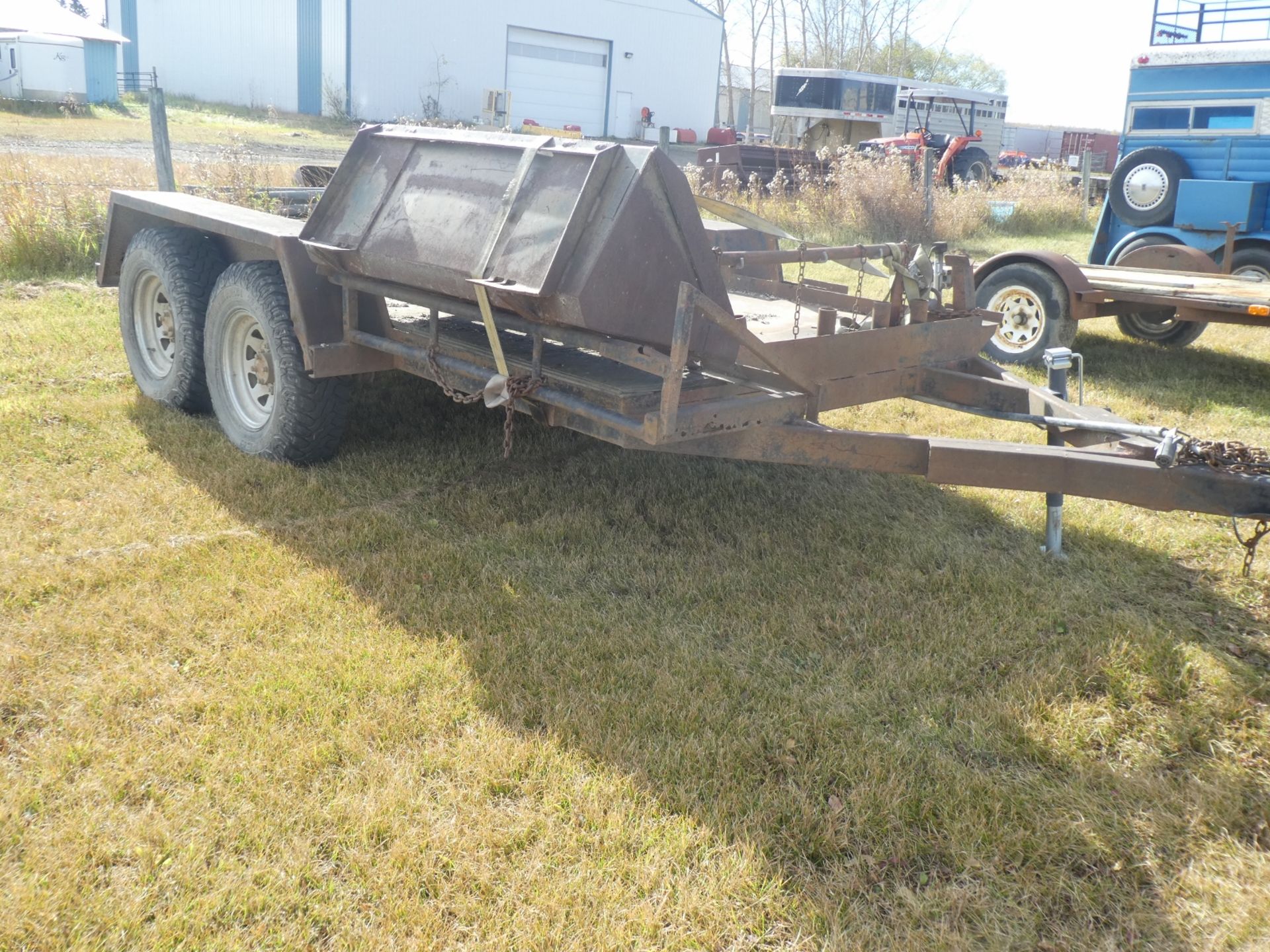 SHOP BUILT 12FTX6FT FLAT DECK T/A TRAILER W/ RAMPS, 48" SKID STEER BUCKET (NO VIN - NEVER - Image 2 of 5