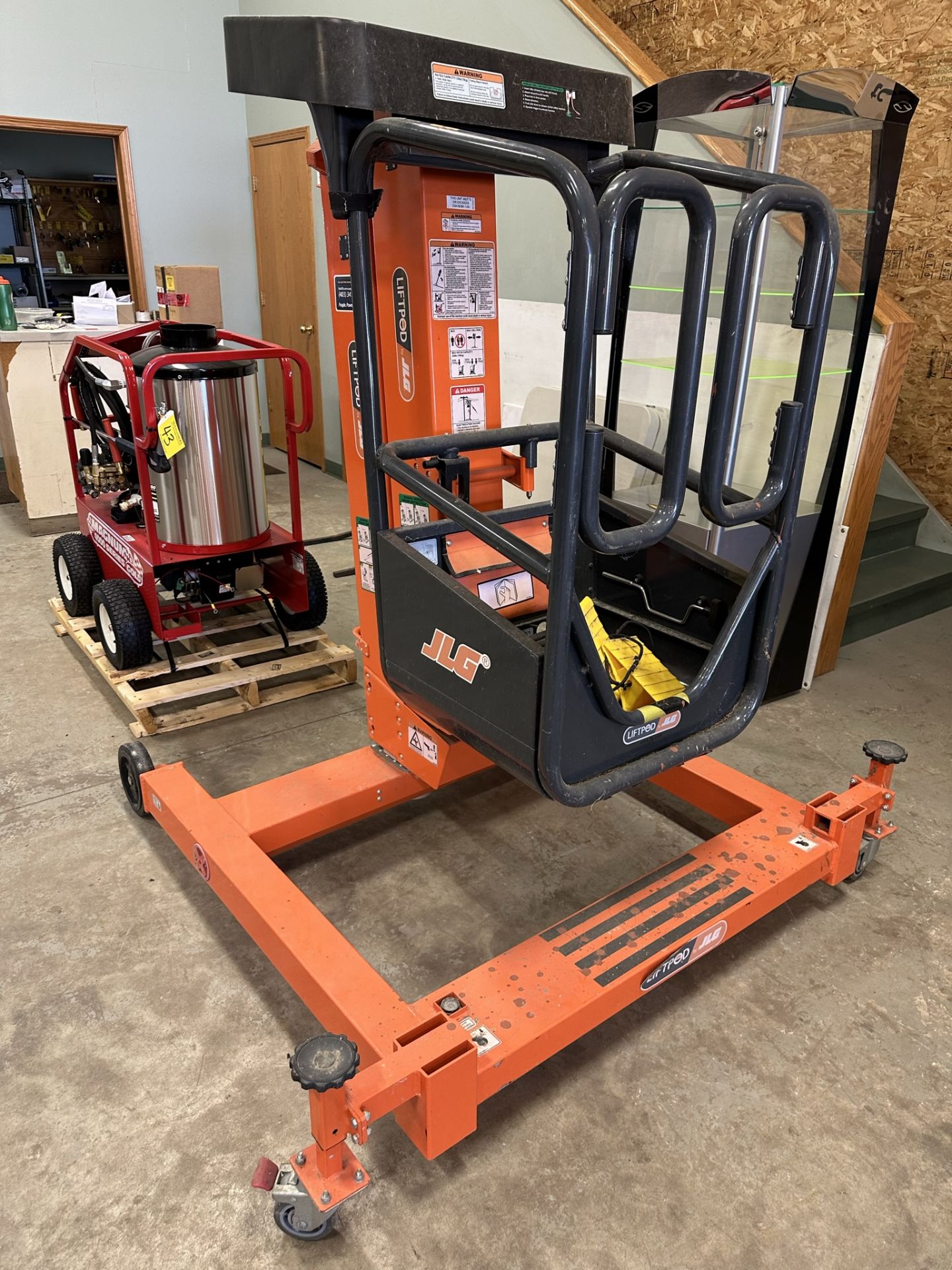 JLG LIFTPOD FT140 MAN LIFT 13.5FT PLATFORM HEIGHT, 40V W/ CHARGER, BATTERY, TOTAL WEIGHT 325 LBS - Bild 2 aus 9