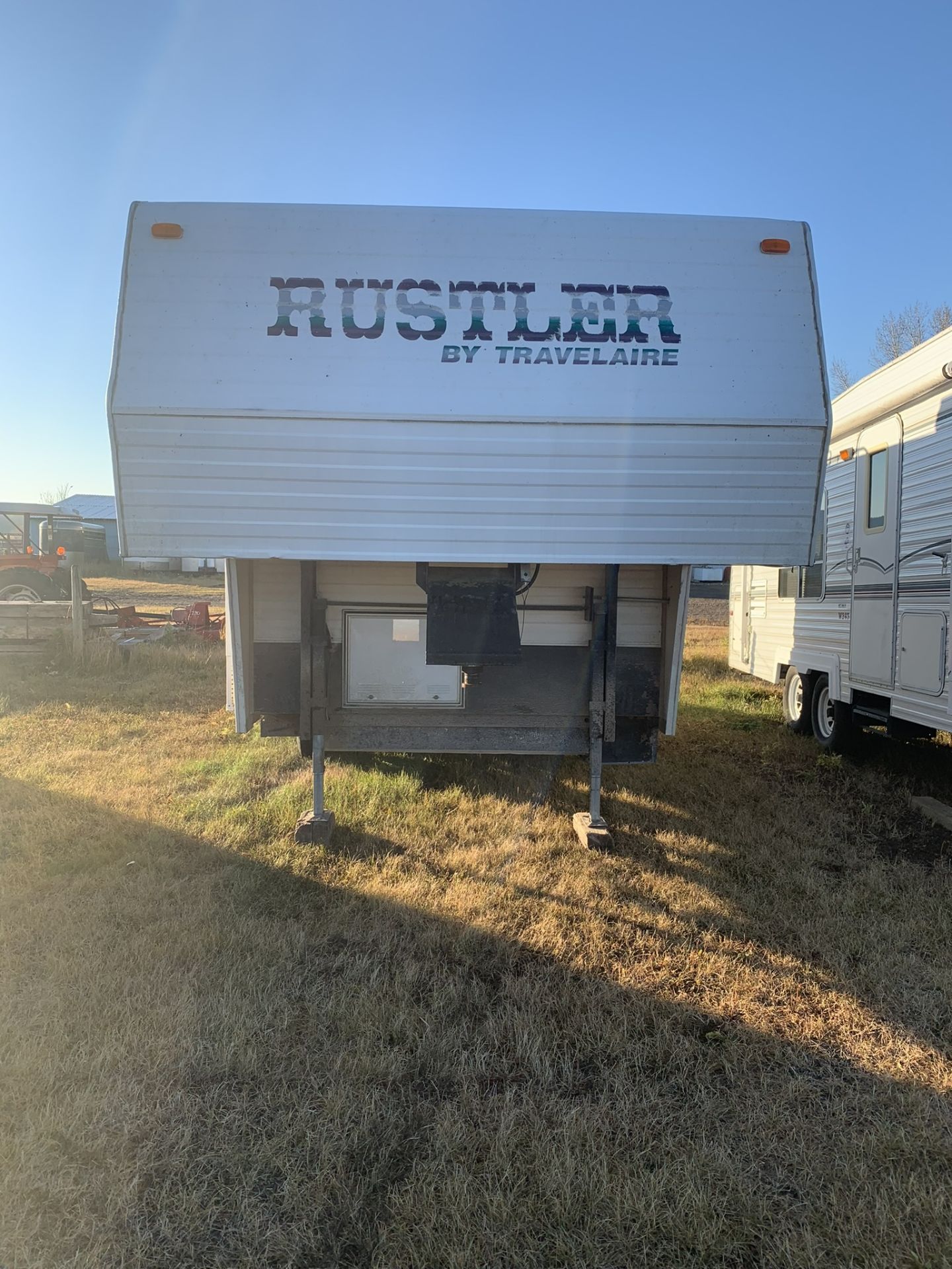 1996 TRAVELAIRE RUSTLER RW220 5TH WHEEL HOLIDAY TRAILER, FRONT QUEEN BED, REAR KITCHEN, AC - Image 2 of 13