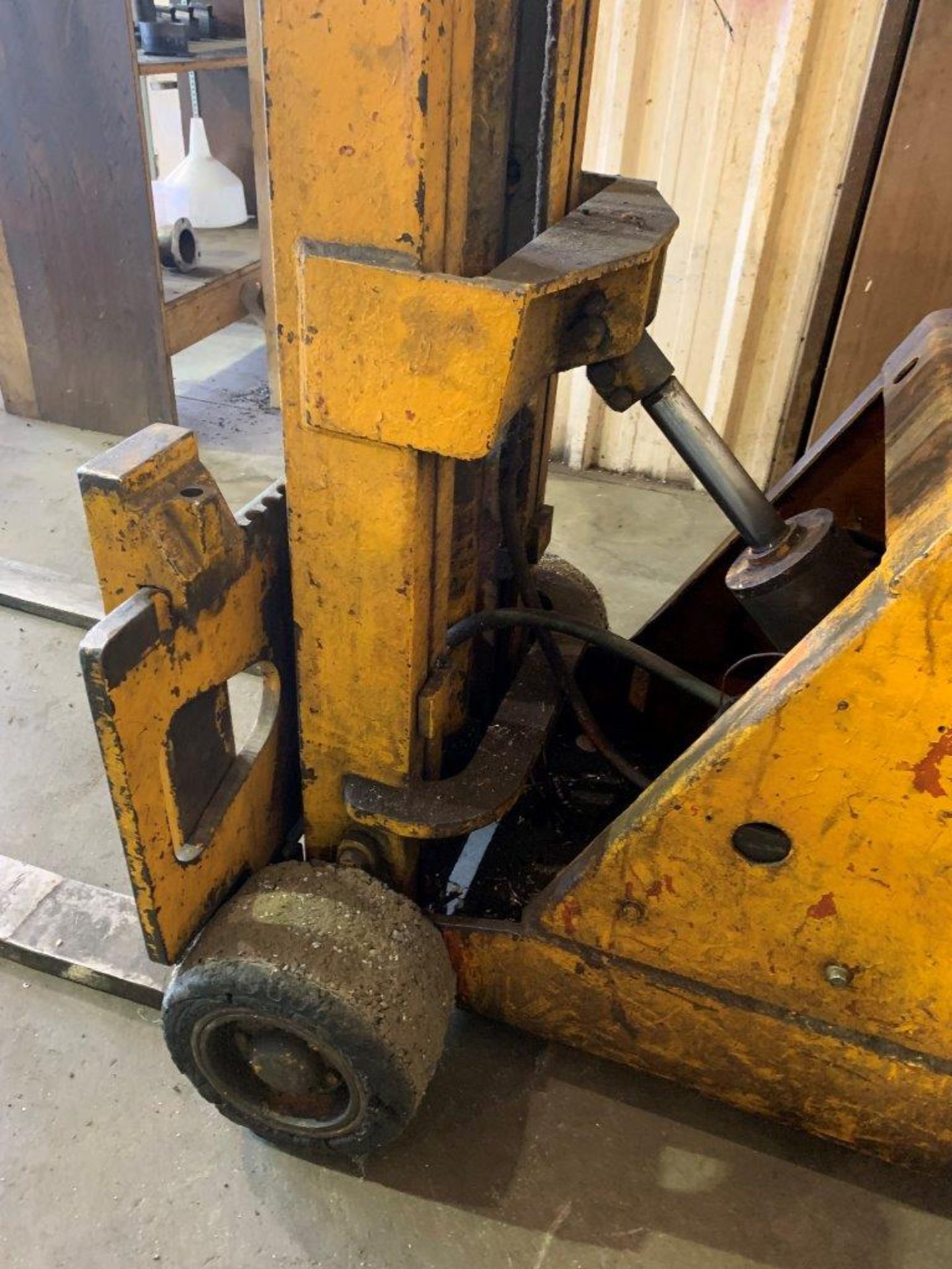 YALE WALK BEHIND ELECTRIC FORKLIFT, 2000 LB, W/ CHARGER. WORKING WELL - Image 9 of 17