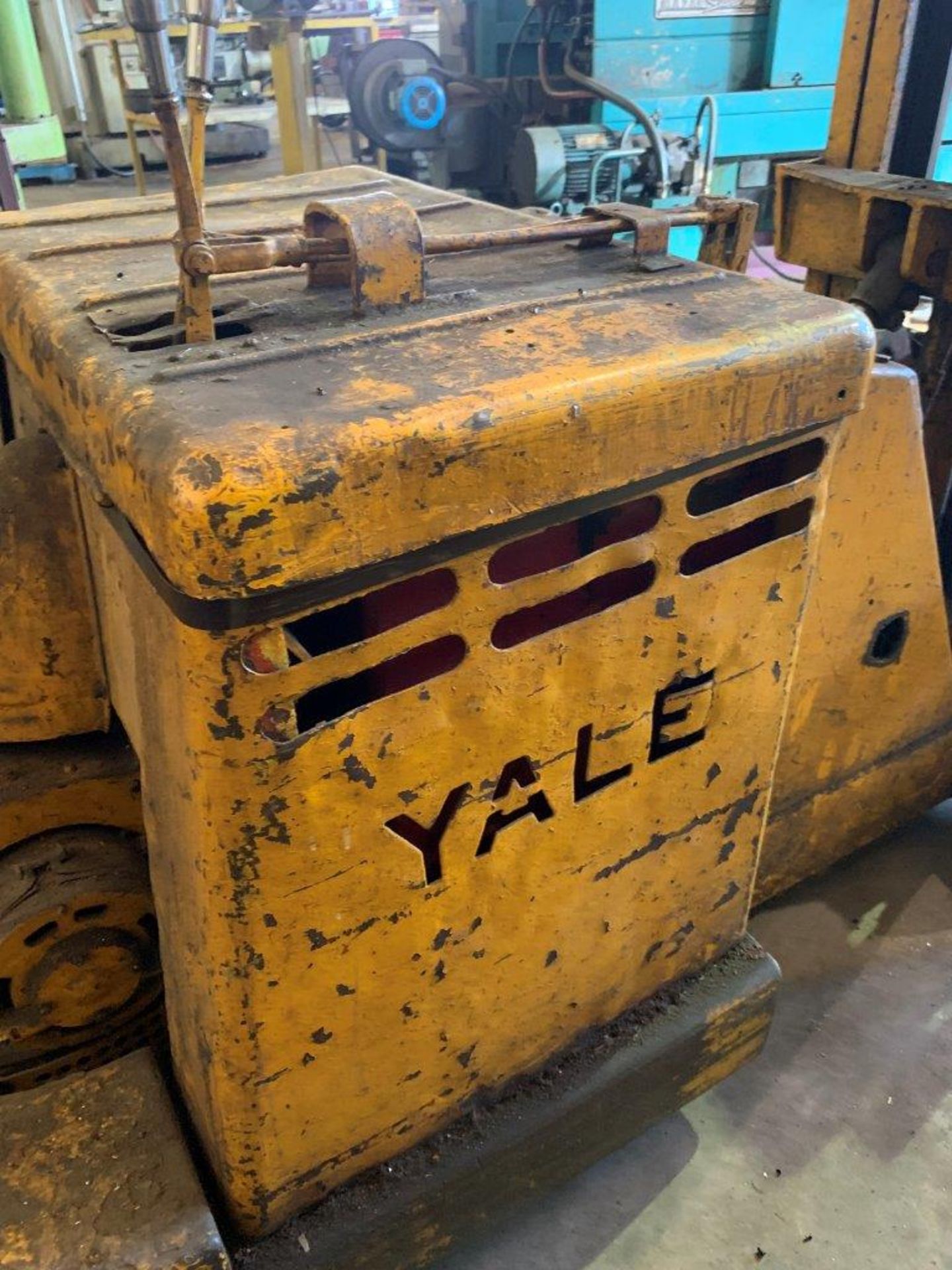 YALE WALK BEHIND ELECTRIC FORKLIFT, 2000 LB, W/ CHARGER. WORKING WELL - Image 5 of 17