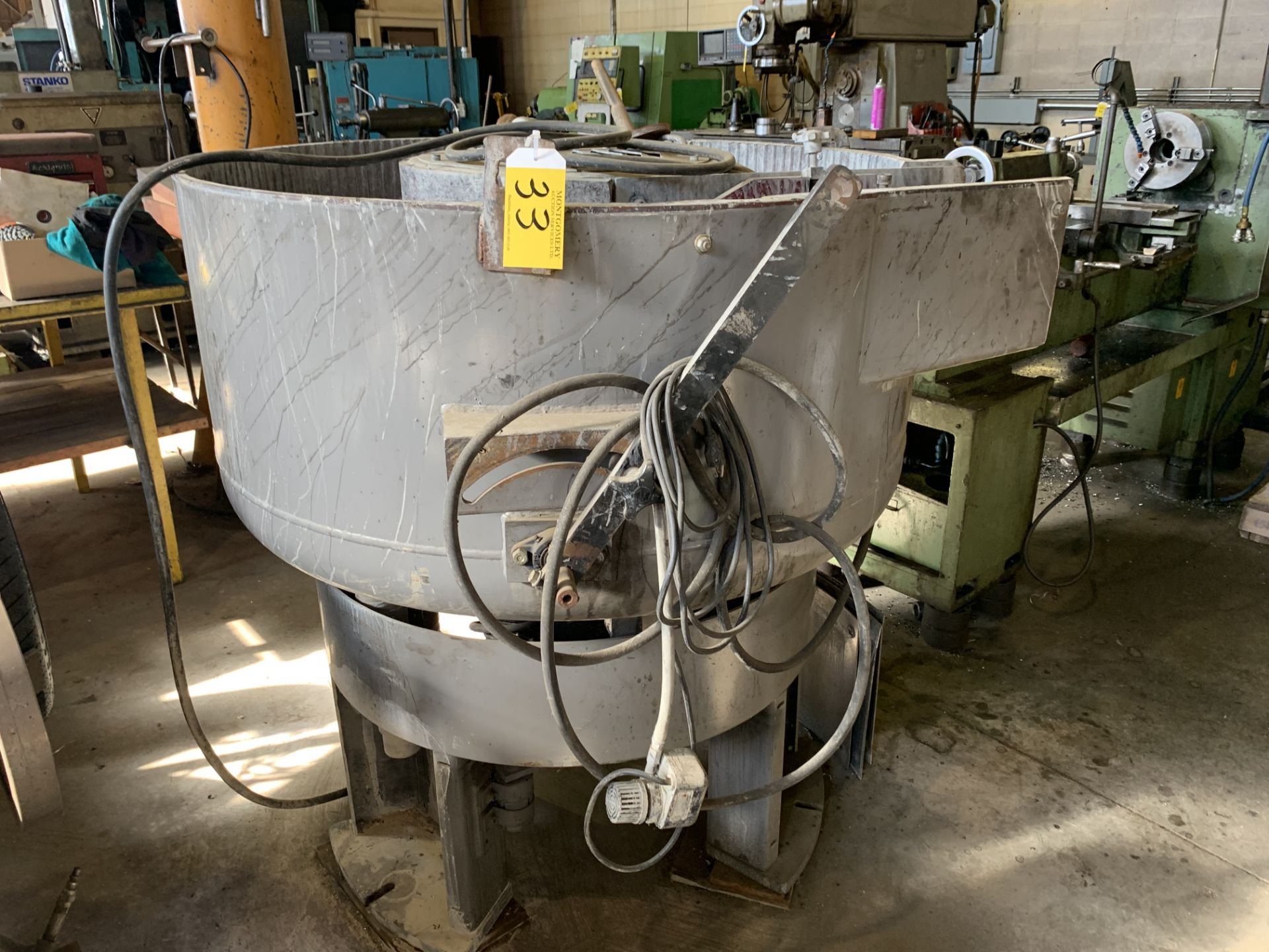 48 IN VIBRODYNE VIBRATORY DEBURYING MACHINE, 3PH - Image 6 of 10