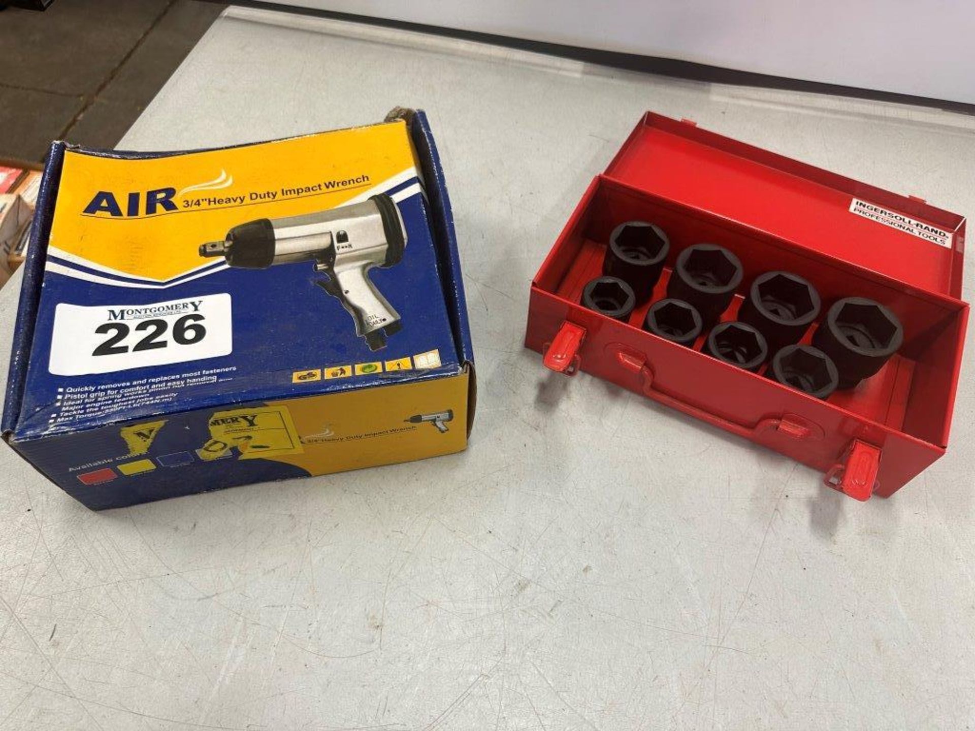 PNEUMATIC 3/4" DRIVE IMPACT GUN AND SET OF 3/4" IMPACT SOCKETS 1"-1.5"