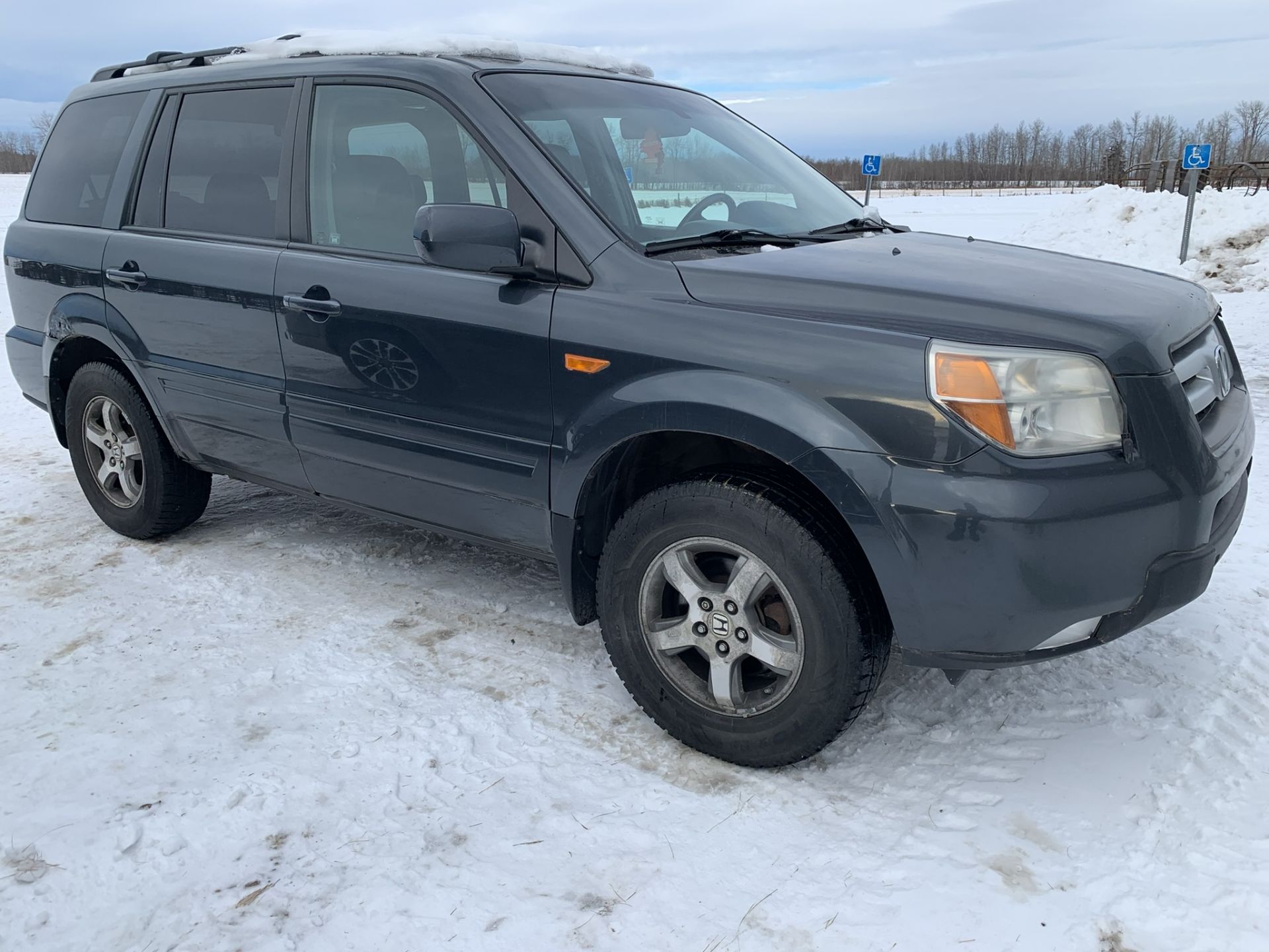 2006 HONDA PILOT SUV, AWD, V6, 4DR, LEATHER, APROX. 375,000 KMS SHOWING, S/N 2HKYF18546H003826 - Image 2 of 10