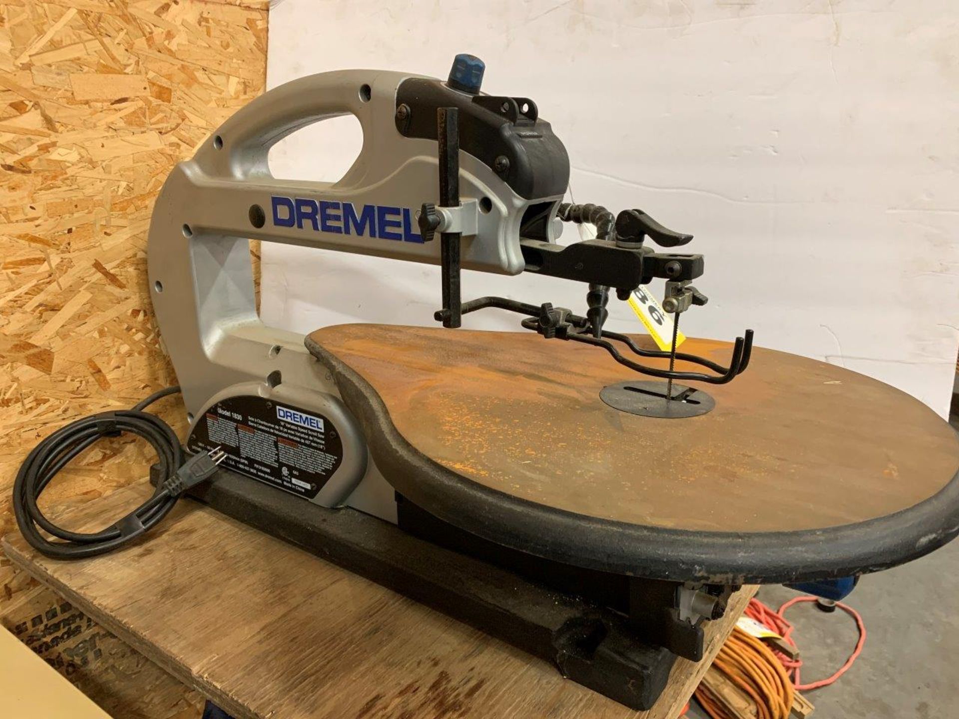 DREMEL 1830 18" VARIABLE SPEED SCROLL SAW - Image 2 of 4