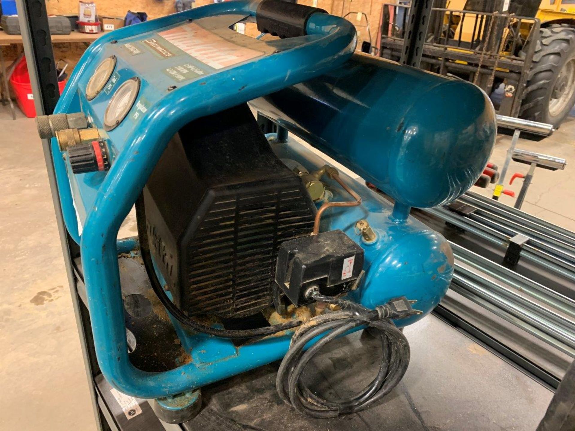 MAKITA MAC2400 TWIN TANK AIR COMPRESSOR, 2.5HP, 4.2CFM @ 90PSI - Image 3 of 4