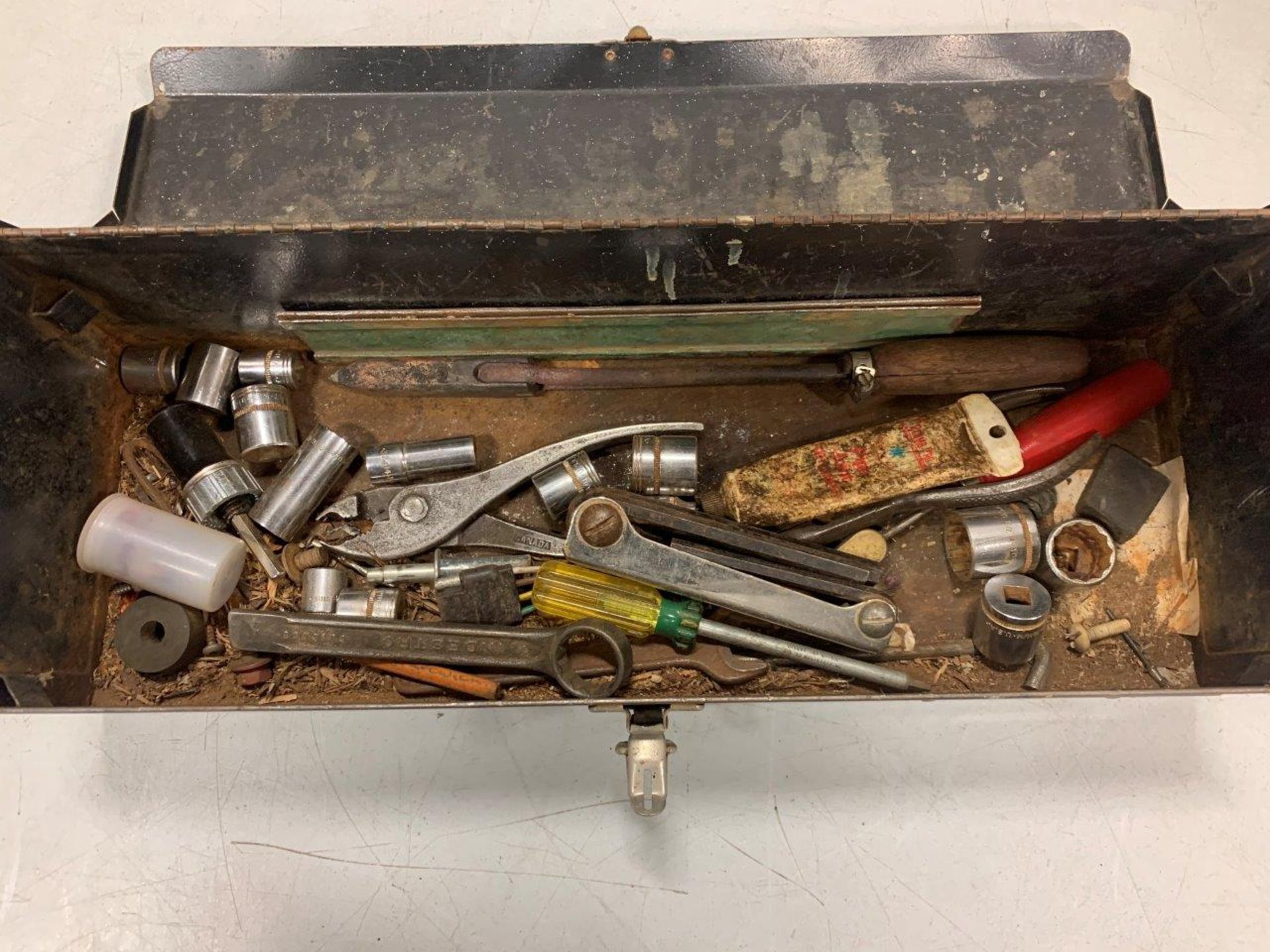 L/O ASSORTED HAND TOOLS IN TOOLBOX - Image 5 of 7