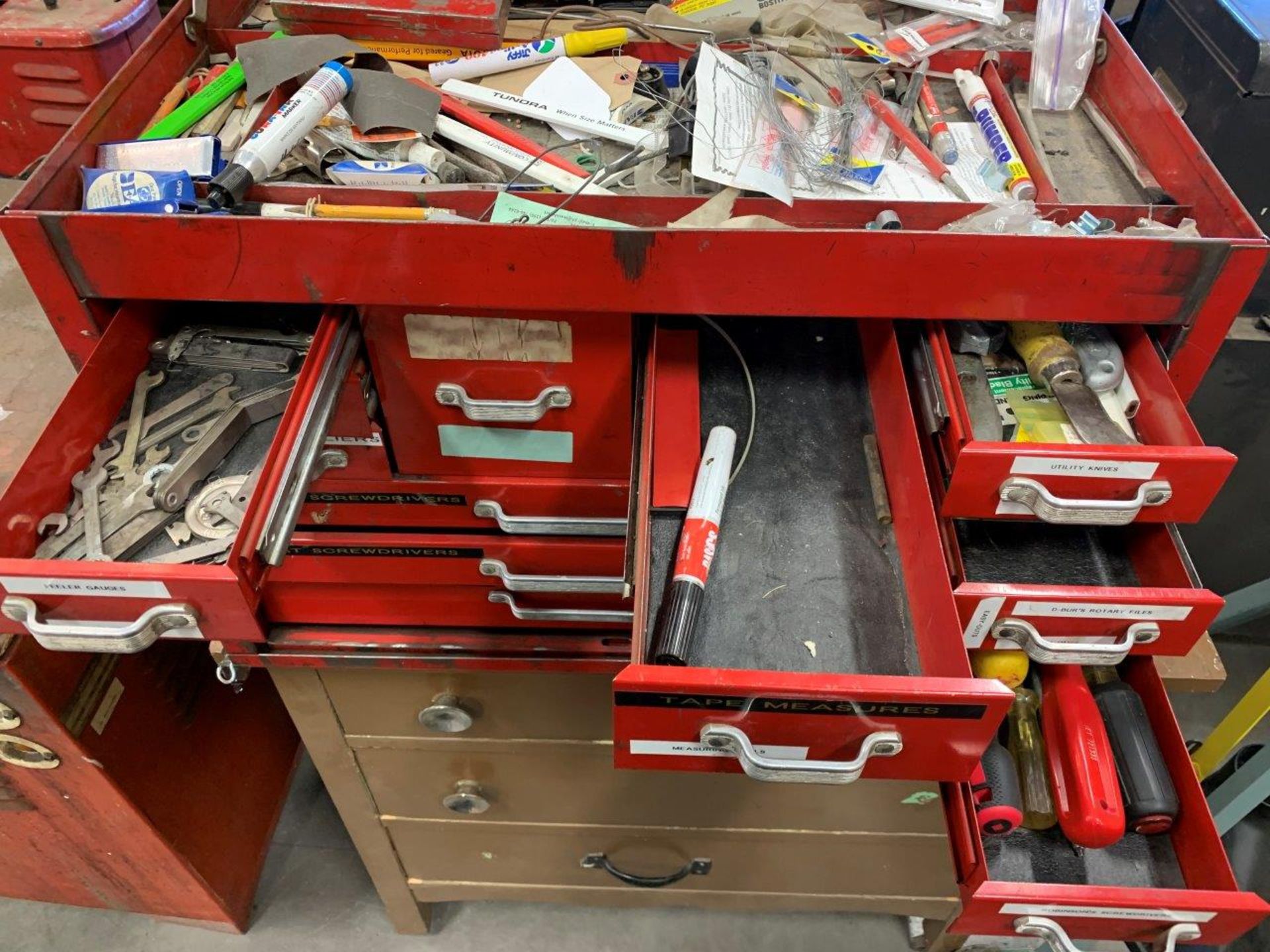 12-DRAWER METAL TOOLBOX ON ROLLING WOODEN 3-DRAWER CABINET - Image 4 of 6