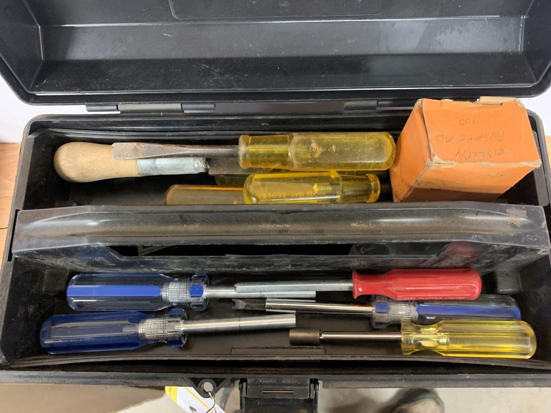 L/O ASSORTED SCREWDRIVERS AND MACHINE SCREWS IN POLY TOOLBOX - Image 3 of 4