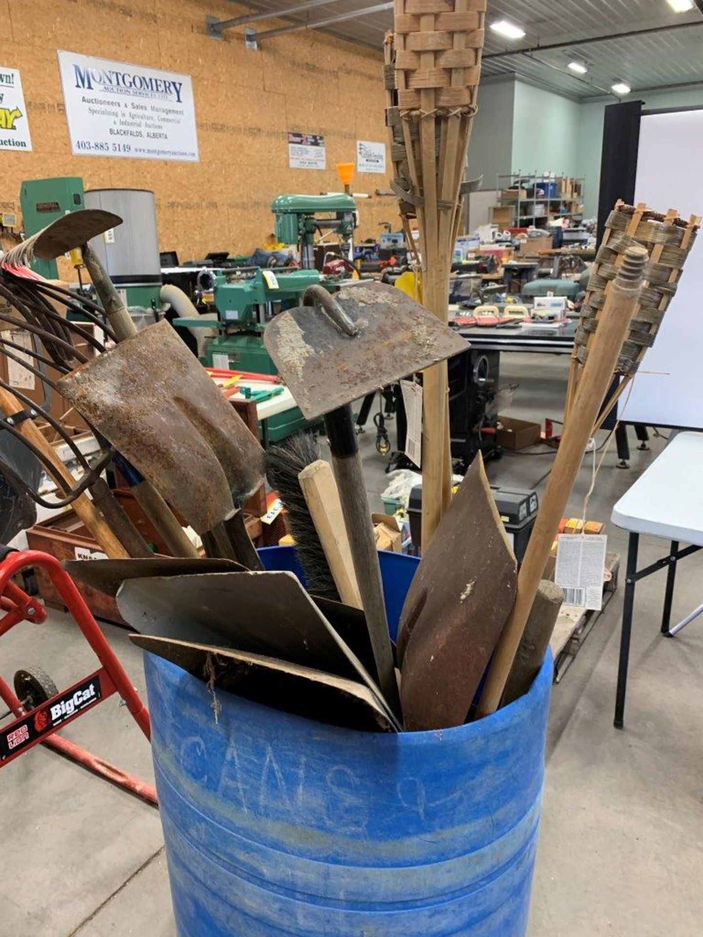 L/O ASSORTED SHOVELS, BROOMS, PITCH FORKS, GARDENING IMPLEMENTS ETC. - BARREL NOT INCLUDED. - Image 3 of 3