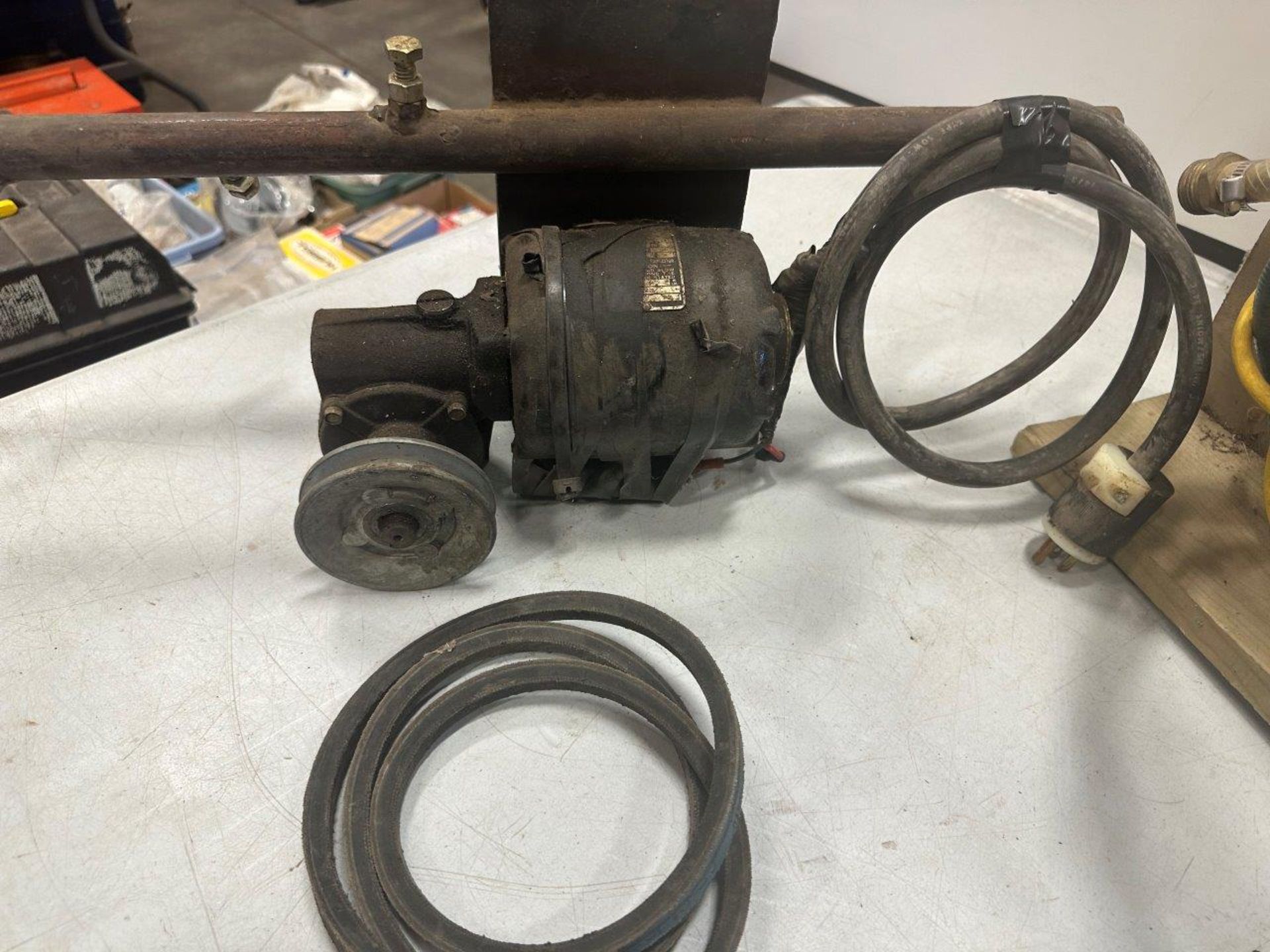MILTON ROY CO. INLINE WATER PUMP 115V/1/50HP & 120V ELEC MOTOR W/ PULLY - Image 2 of 3
