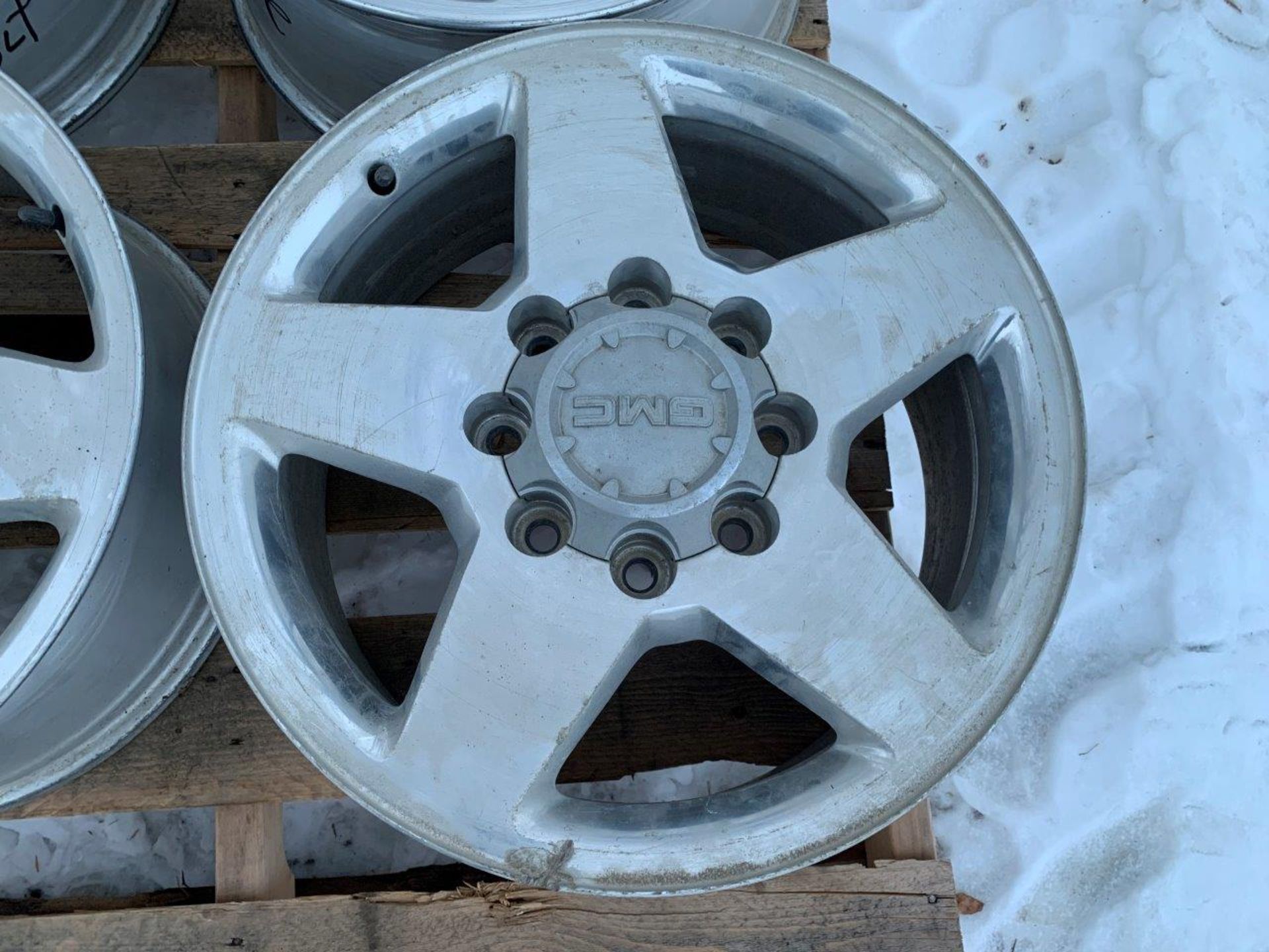 4-GMC 20"X8.5"X8 BOLT ALUMINUM RIMS - Image 3 of 4