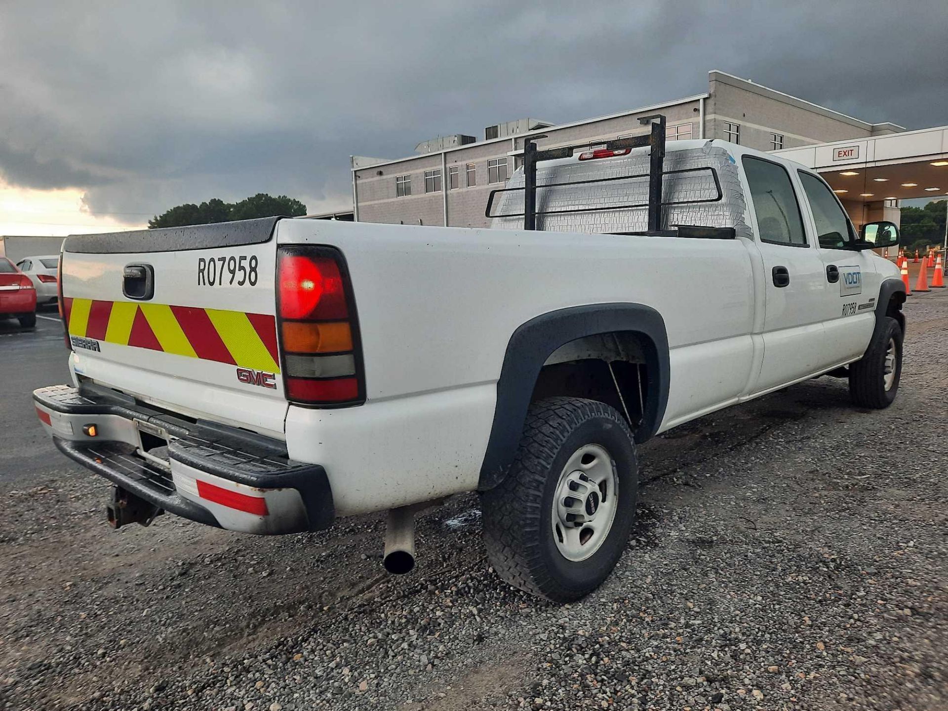 2005 GMC Sierra 2500 Pickup Truck - Image 6 of 32