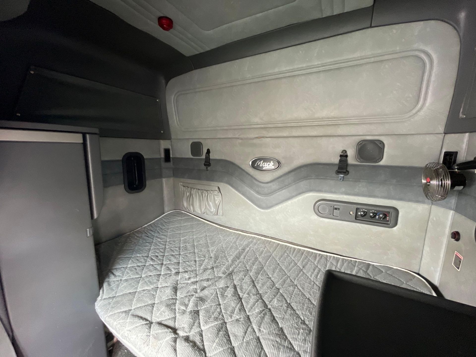 2014 Mack Pinnacle Sleeper Semi Truck - Image 24 of 60