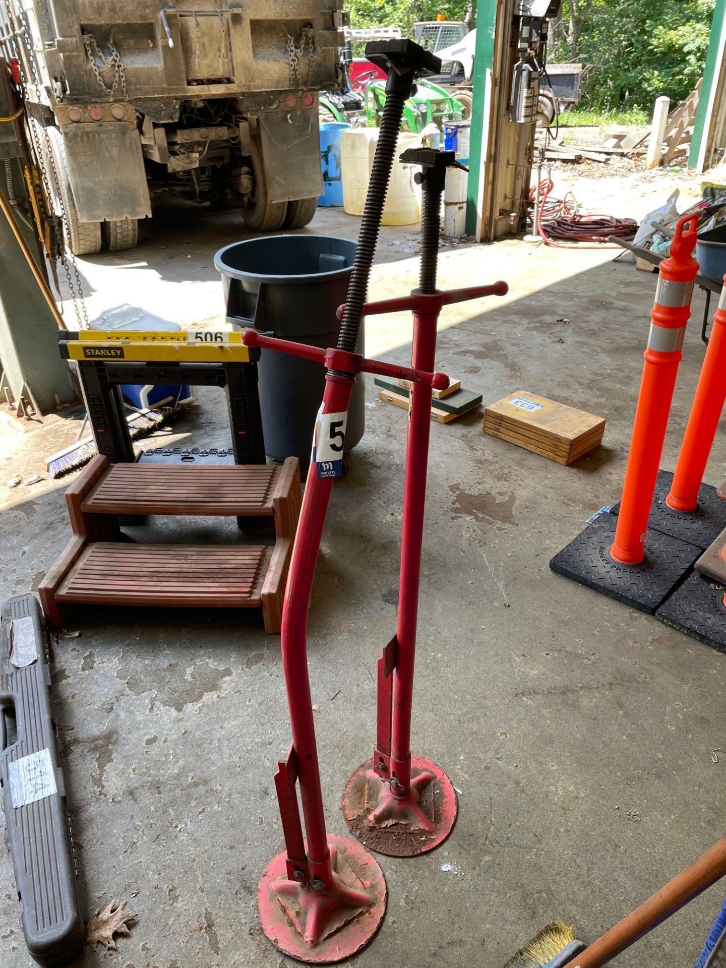 (2) Under Hoist Jack Stands W/ Foot Pedal Pump - Image 3 of 4