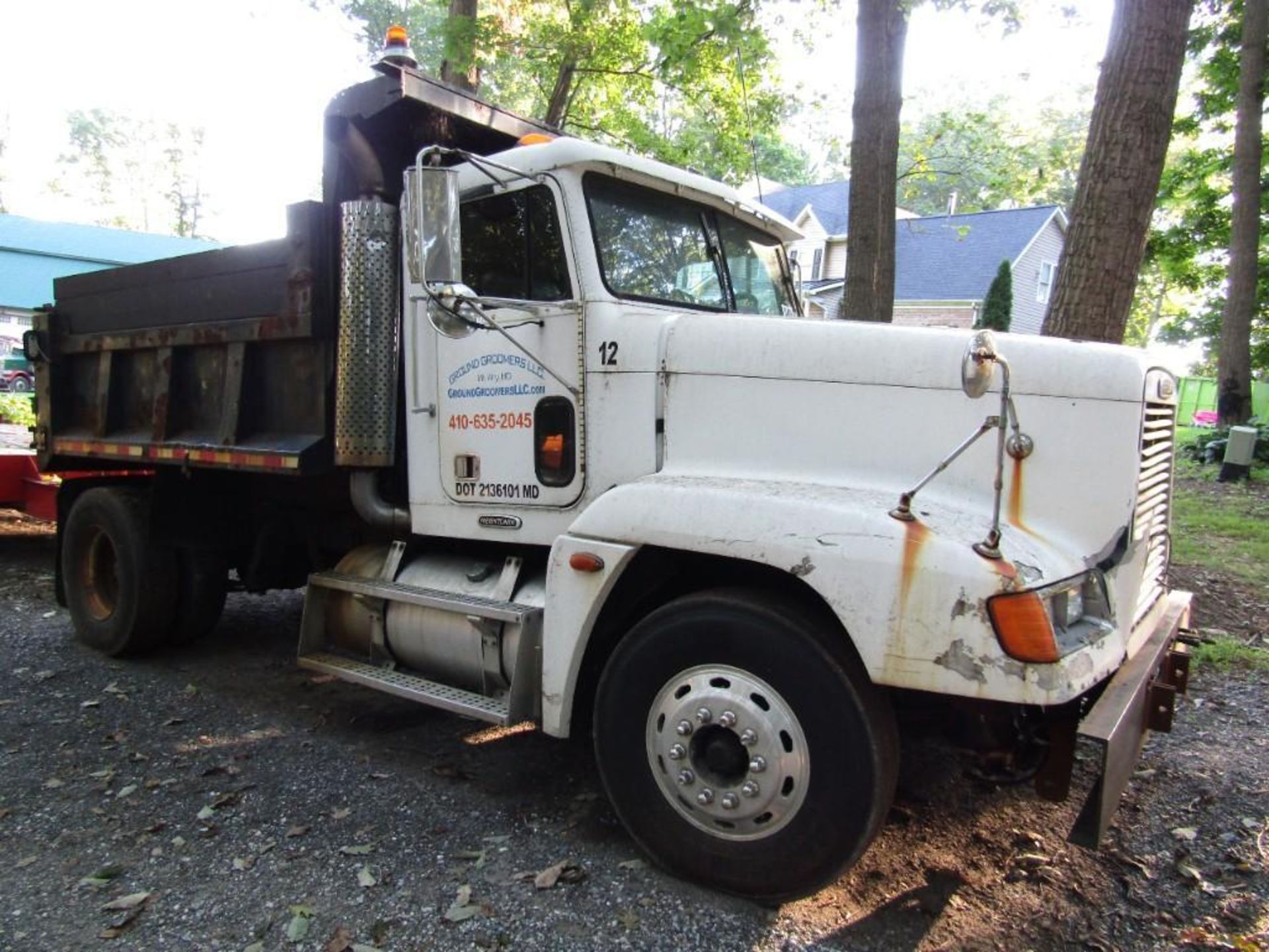 2000 Freightliner Single Axle Dump Truck - Image 2 of 29