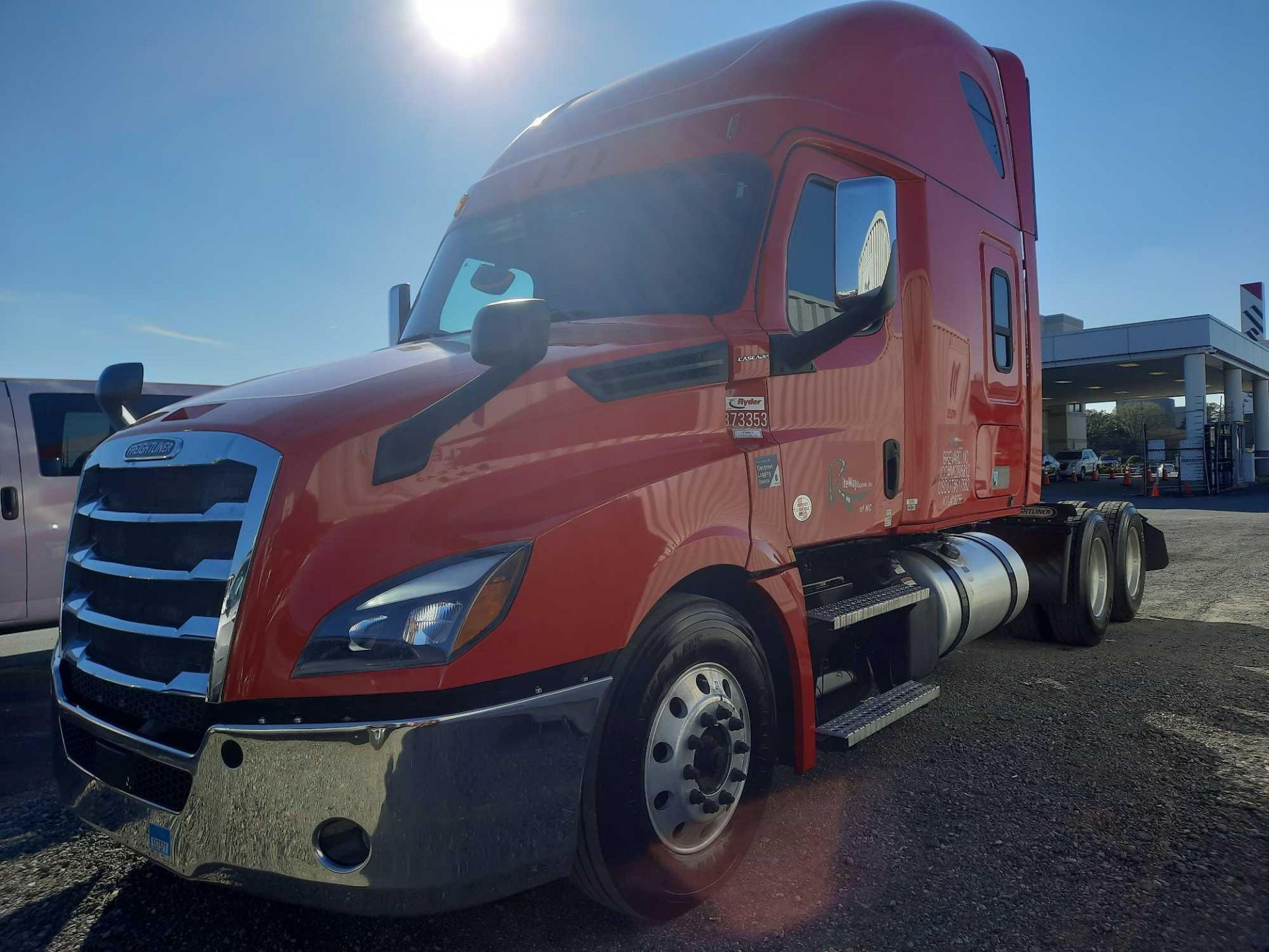 2019 Freightliner PX12664T Cascadia 126 T/A Sleeper Road Tractor - Image 4 of 30