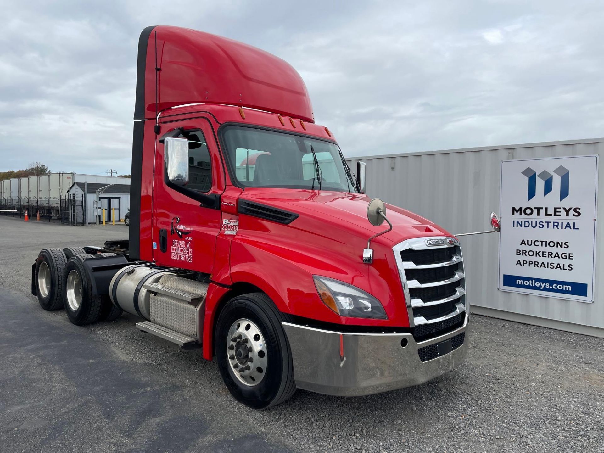 2020 Freightliner PX12664T Cascadia 126 T/A Day Cab Road Tractor