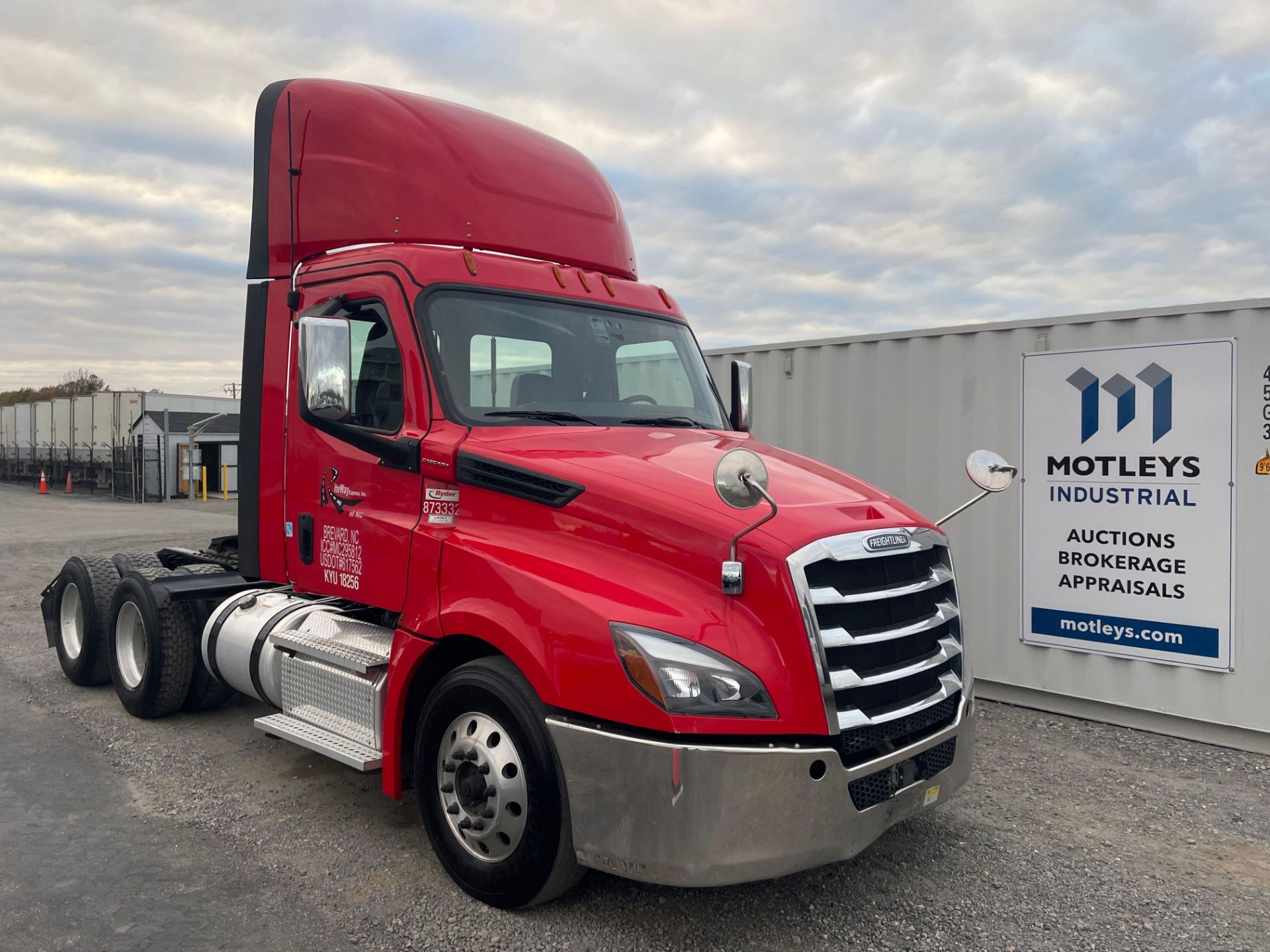 2020 Freightliner PX12664T Cascadia 126 T/A Day Cab Road Tractor