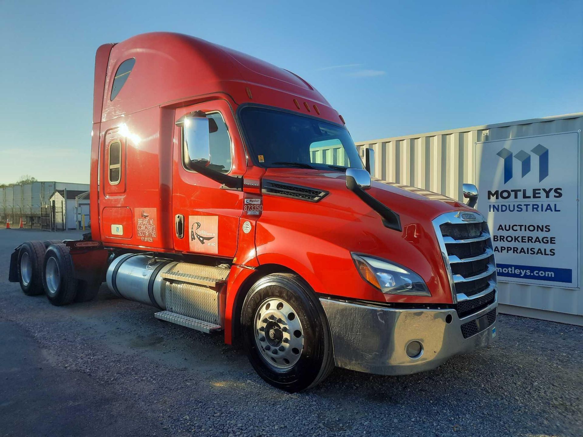 2019 Freightliner PX12664T Cascadia 126 T/A Sleeper Road Tractor