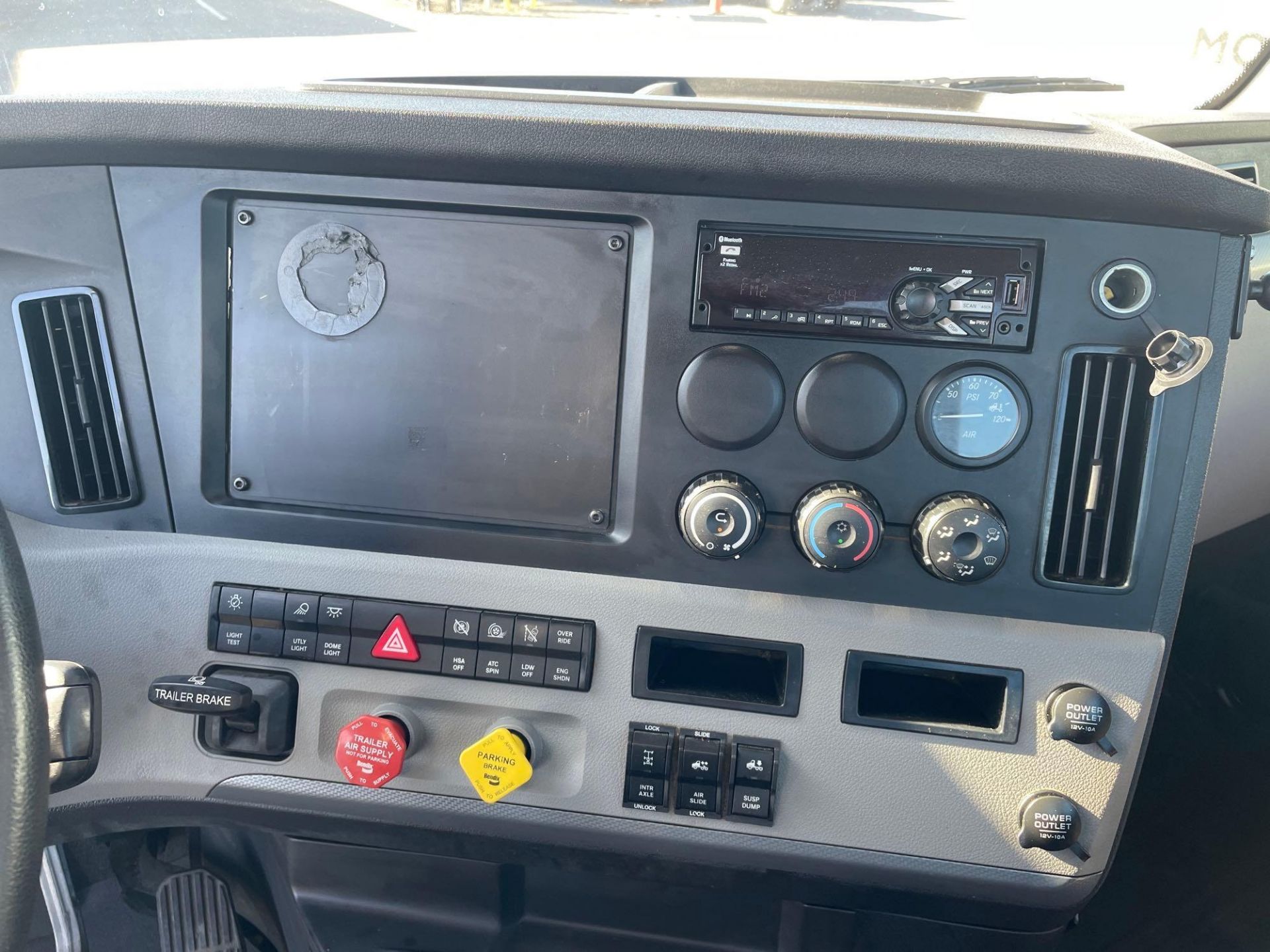 2020 Freightliner PX12664T Cascadia 126 T/A Day Cab Road Tractor - Image 9 of 26