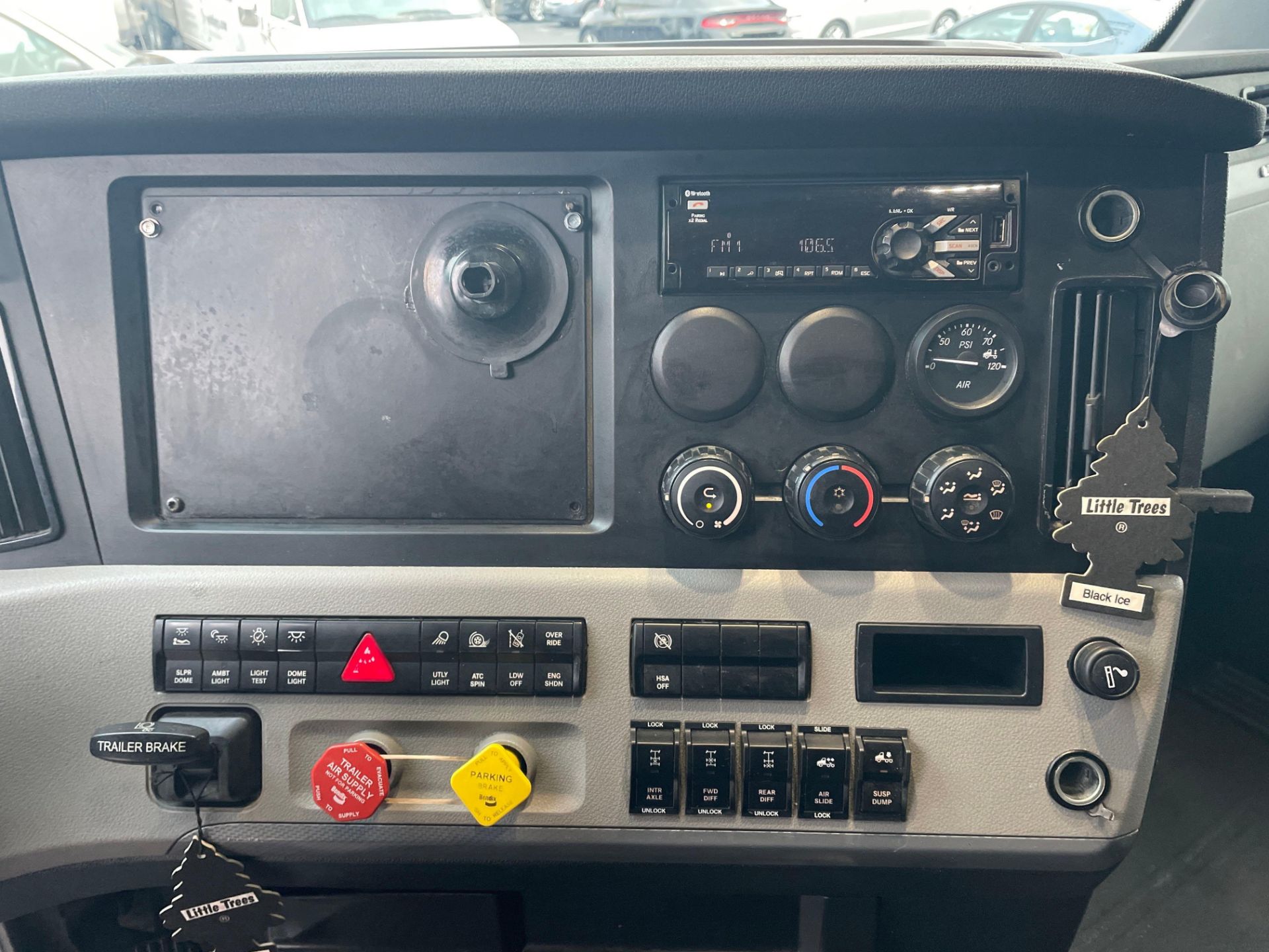 2019 Freightliner PX12664T Cascadia 126 T/A Sleeper Road Tractor - Image 8 of 27