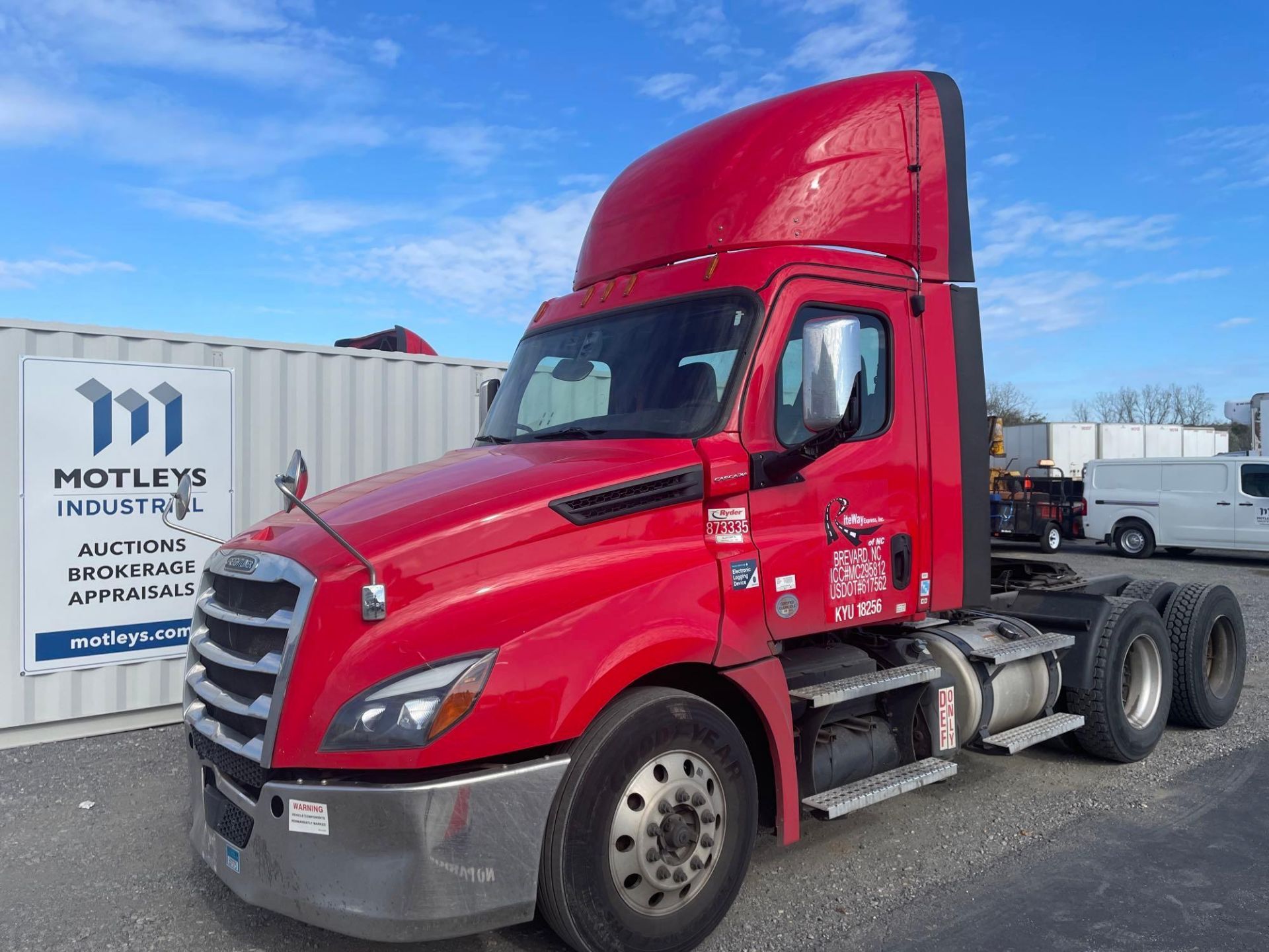 2020 Freightliner PX12664T Cascadia 126 T/A Day Cab Road Tractor