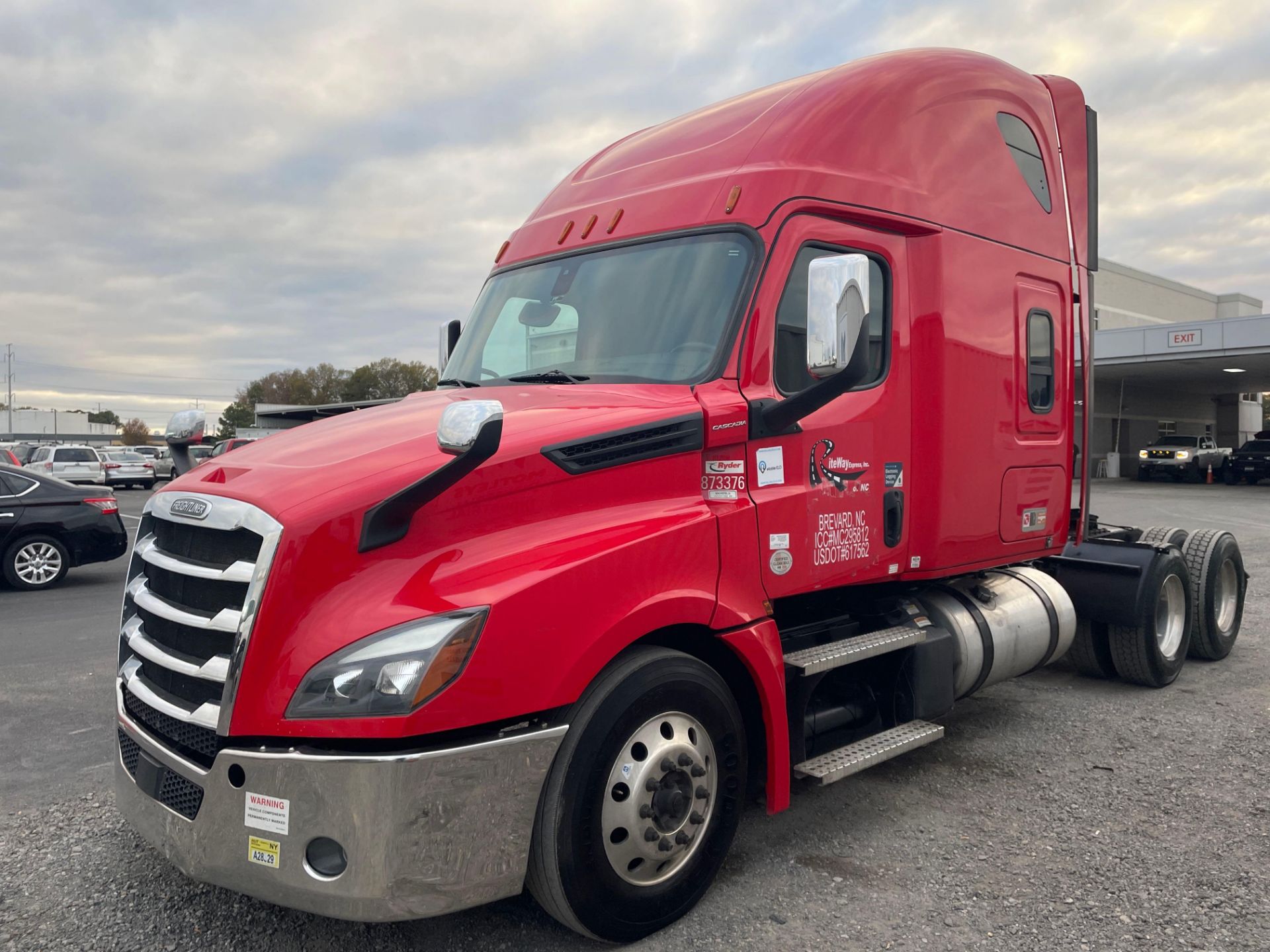 2019 Freightliner PX12664T Cascadia 126 T/A Sleeper Road Tractor - Image 4 of 27