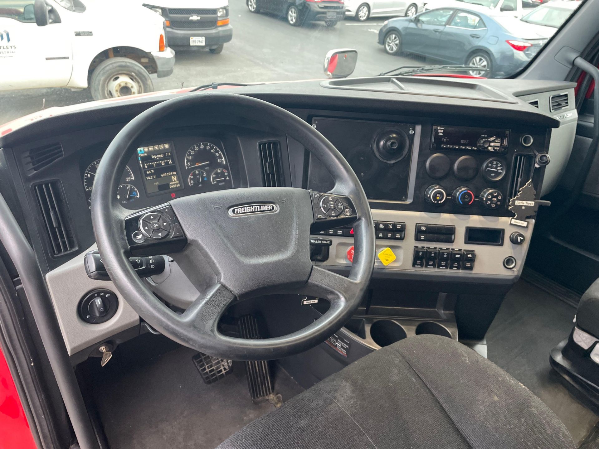 2019 Freightliner PX12664T Cascadia 126 T/A Sleeper Road Tractor - Image 7 of 27