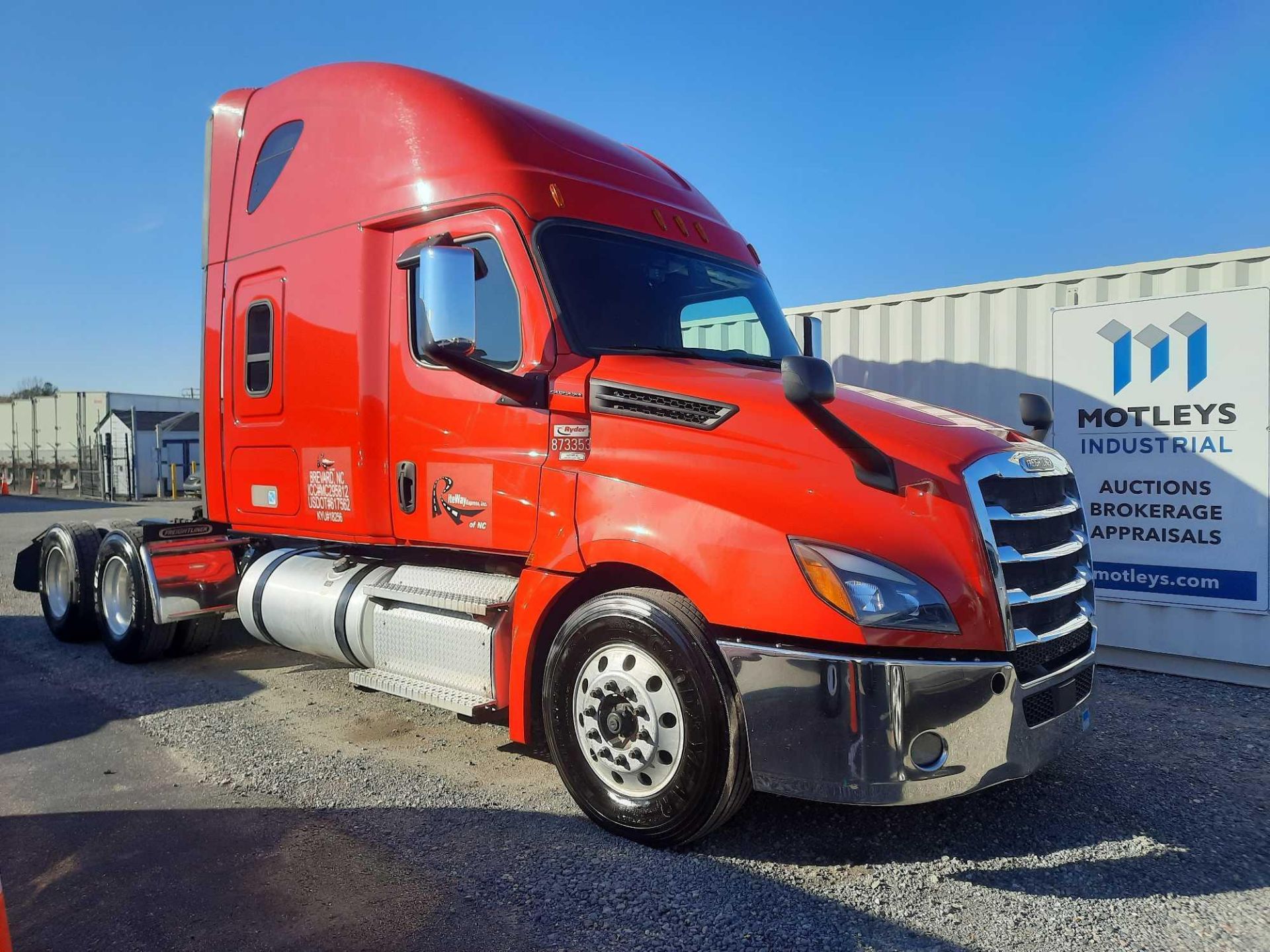 2019 Freightliner PX12664T Cascadia 126 T/A Sleeper Road Tractor