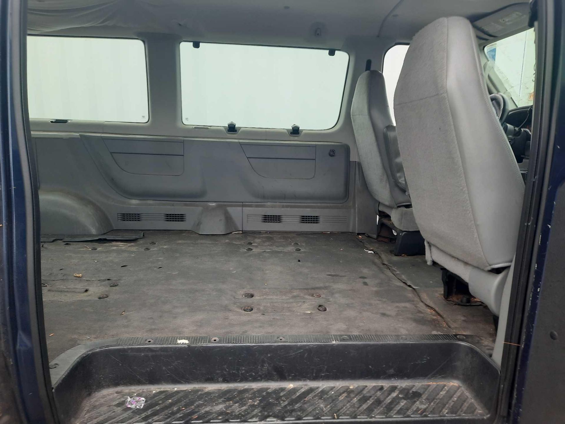 2006 Ford E350 Van - Image 14 of 15