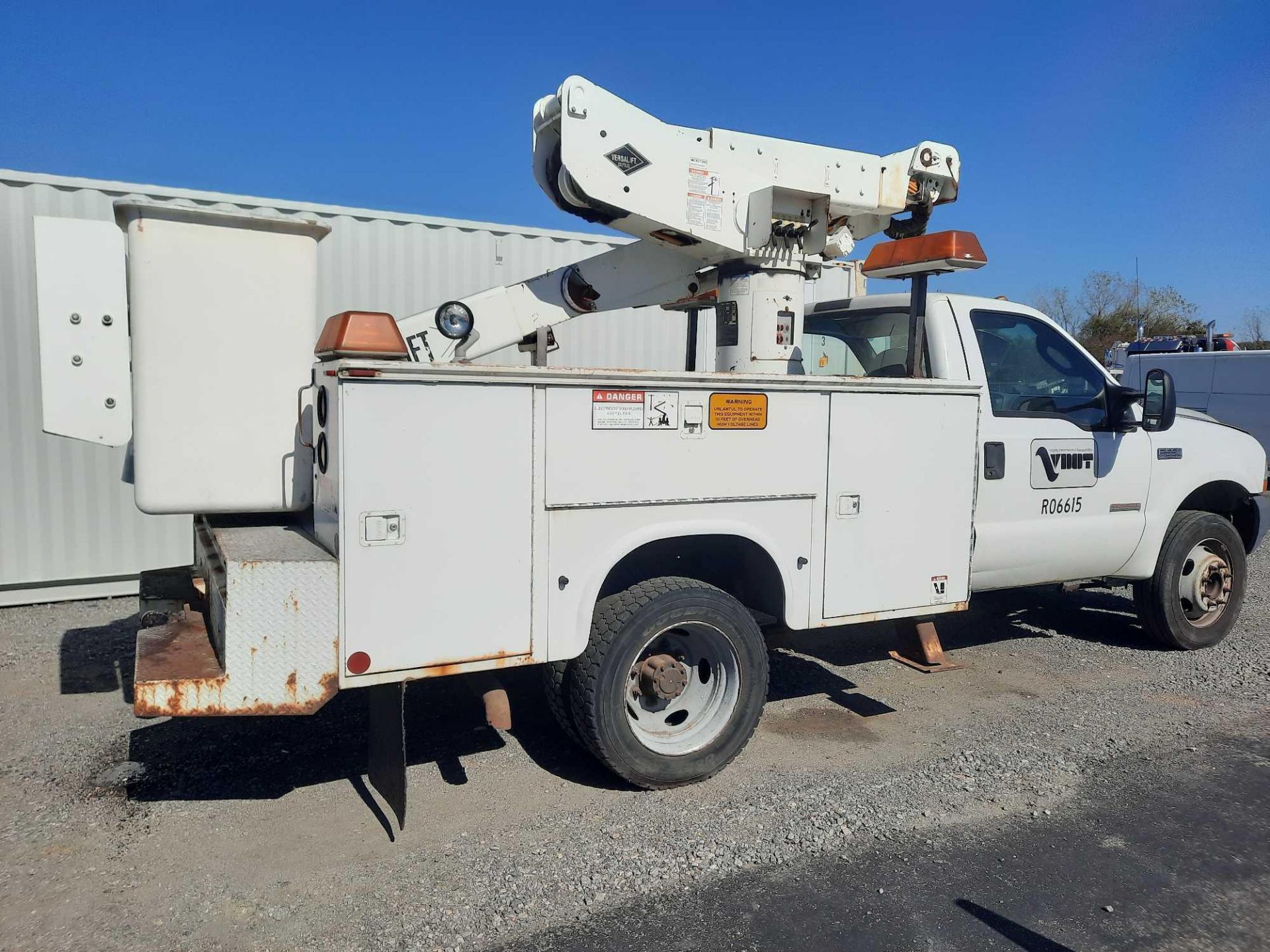 2003 Ford F550 Bucket Truck - Image 2 of 26