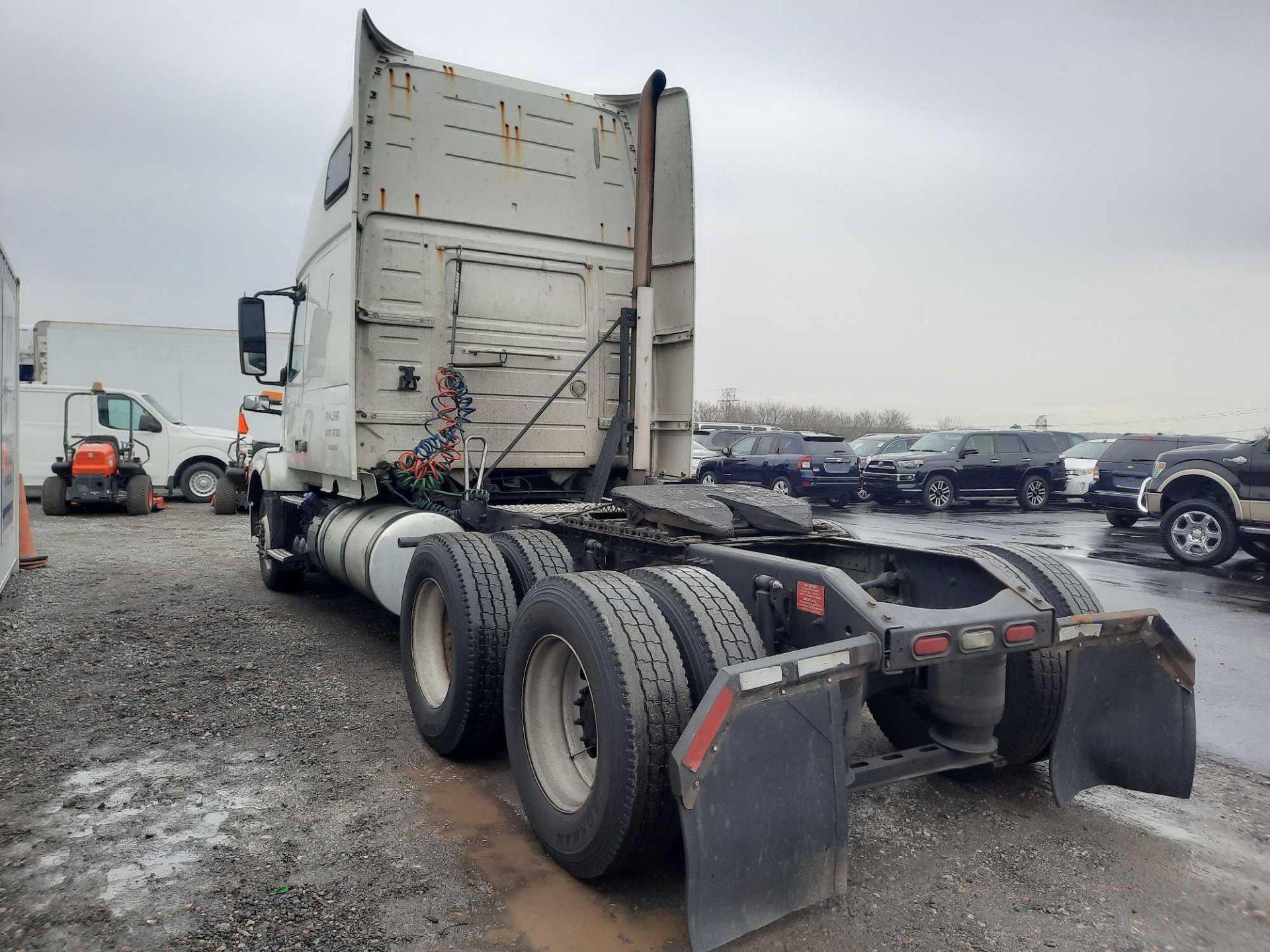 2015 Volvo Sleeper Road Tractor - Image 3 of 29