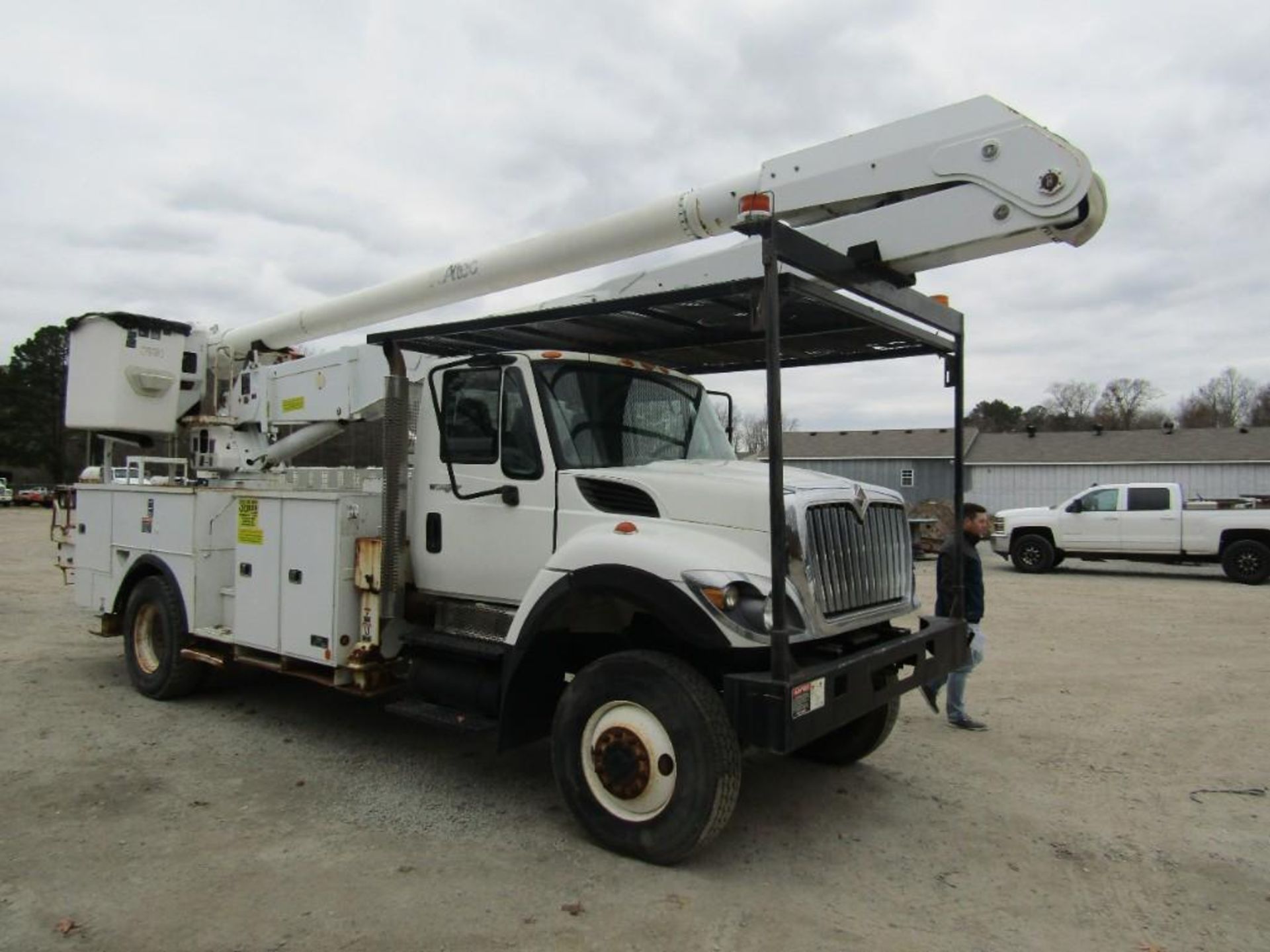 2011 International Bucket Truck - Image 2 of 46