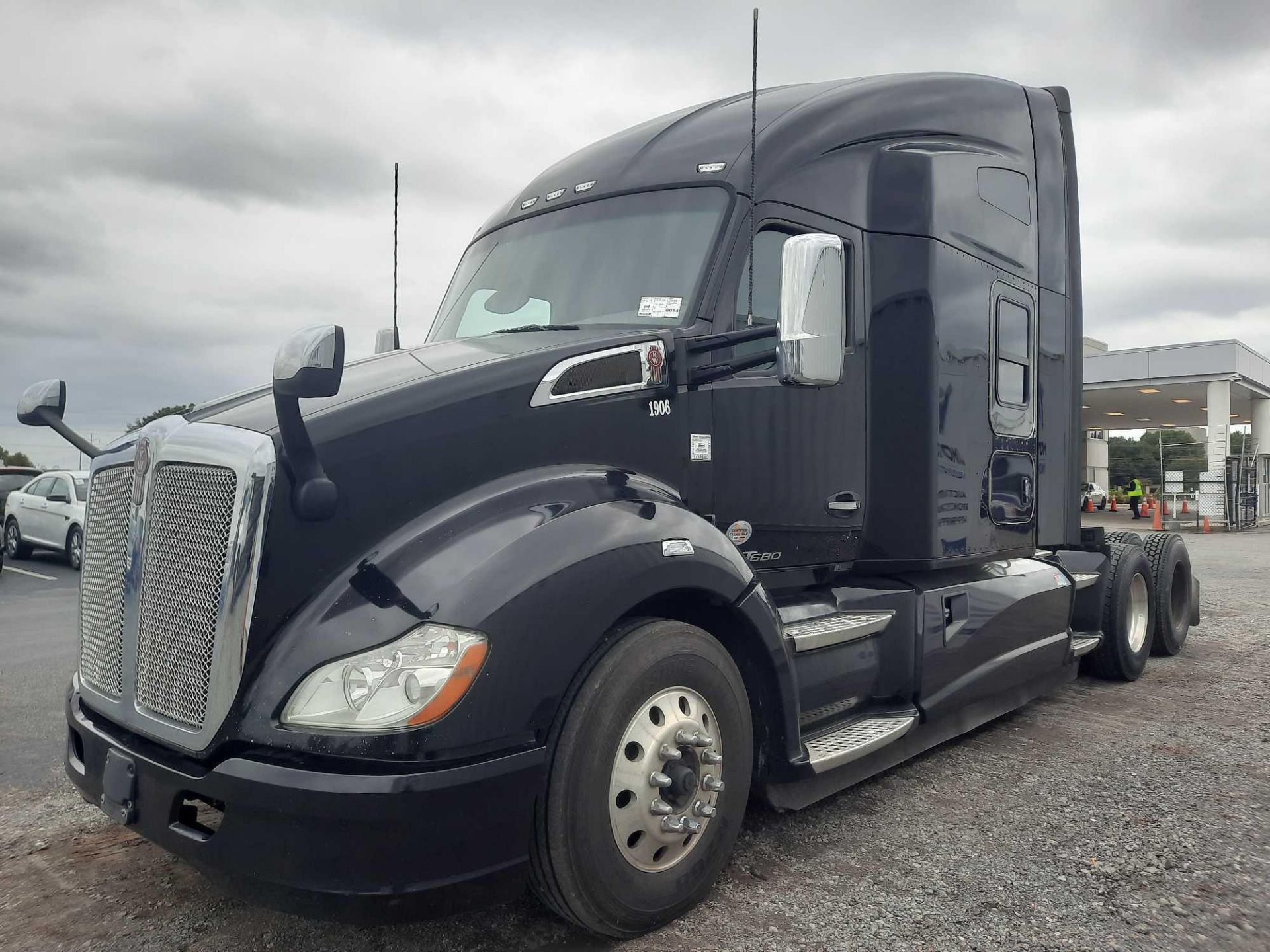 2019 Kenworth T680 Tandem Axle Sleeper Road Tractor - Image 4 of 26