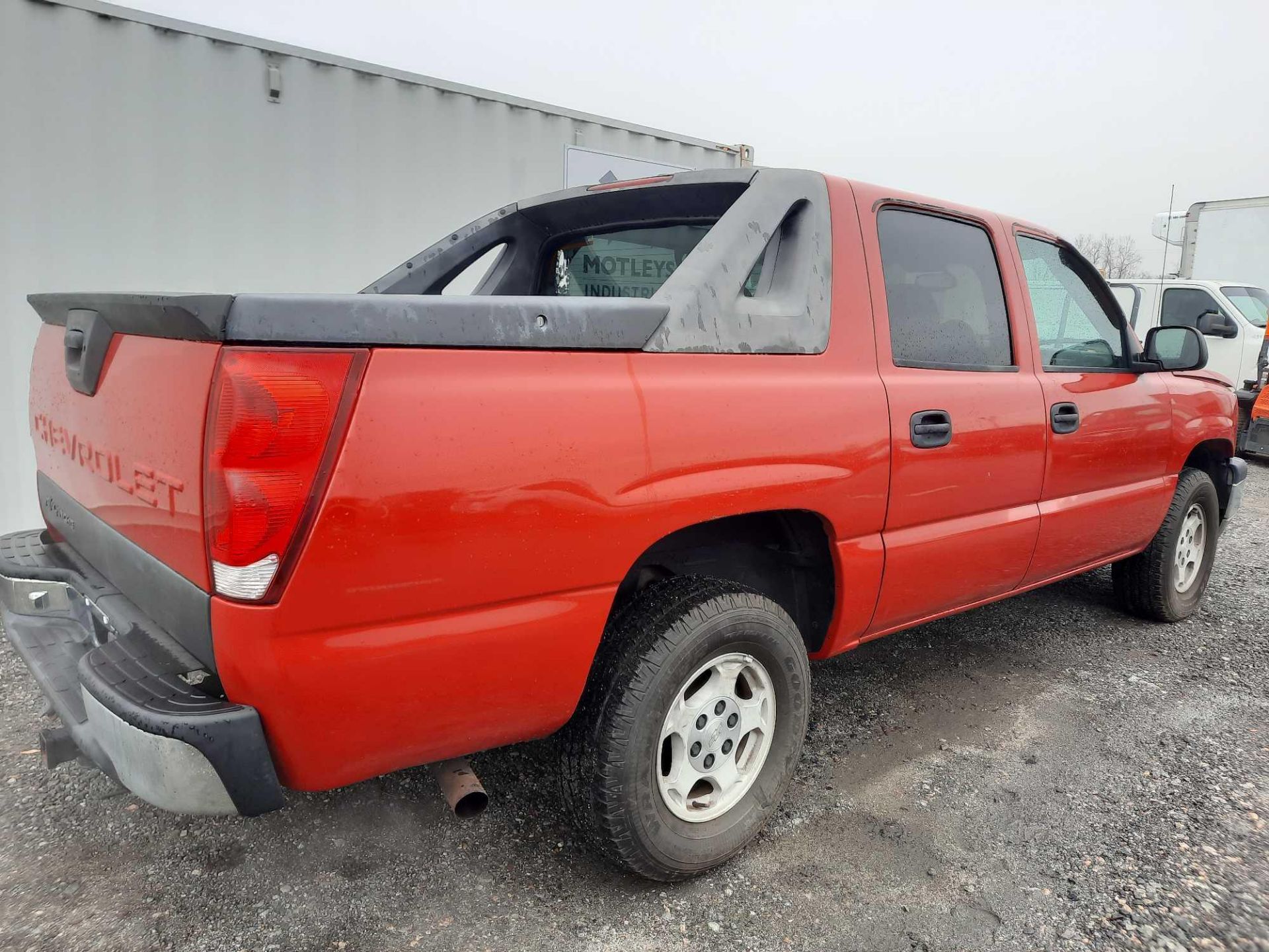 2005 Chevrolet Avalanche - Image 2 of 19